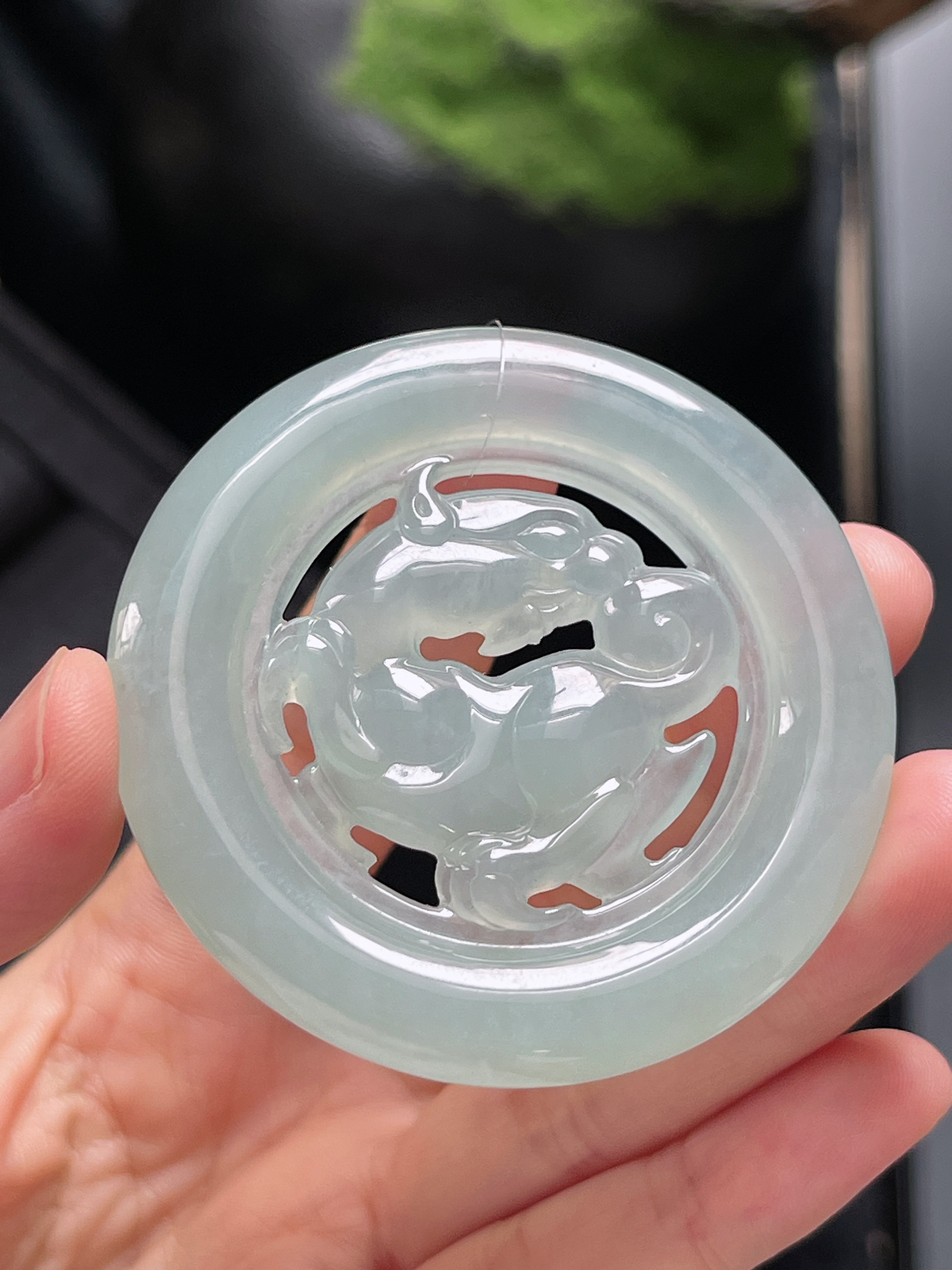 翡翠冰糯种淡绿色祥瑞吊坠