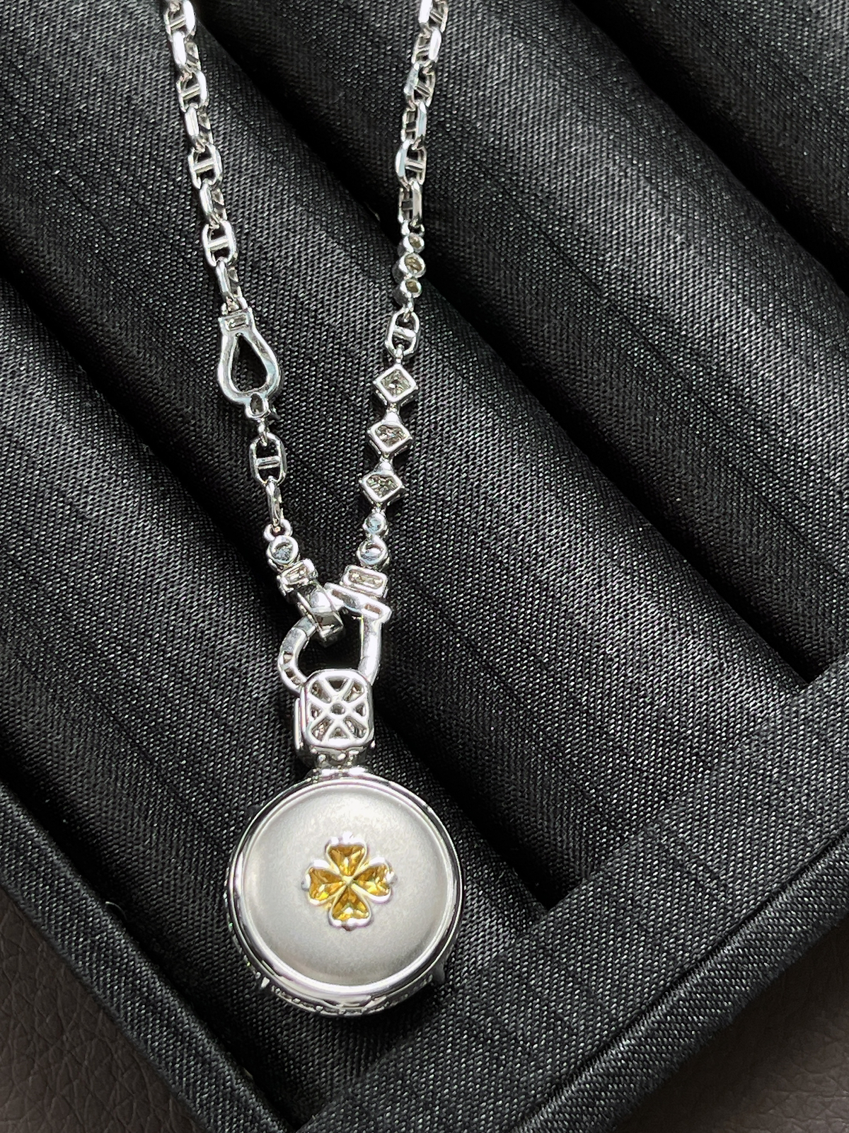 翡翠冰阳绿项链，印记：Au750,伴钻石