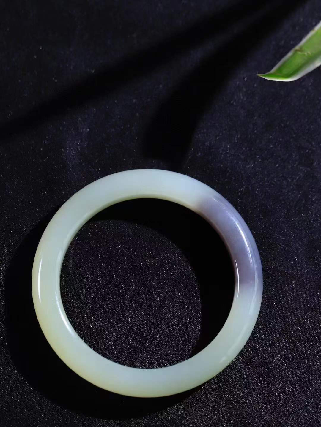 【婉约佳人.手镯】

精品️和田玉晴水烟紫双色手镯 玉质温润细腻 油性十足 手感舒适，高华雅逸，线条流畅，简约大气，美自天成，素雅高贵。佩戴于腕间，婉约之美，举手投足间透出那份低调奢华。重51.7克 内径55.5mm  尺寸11.4-9mm   FDT-78451533