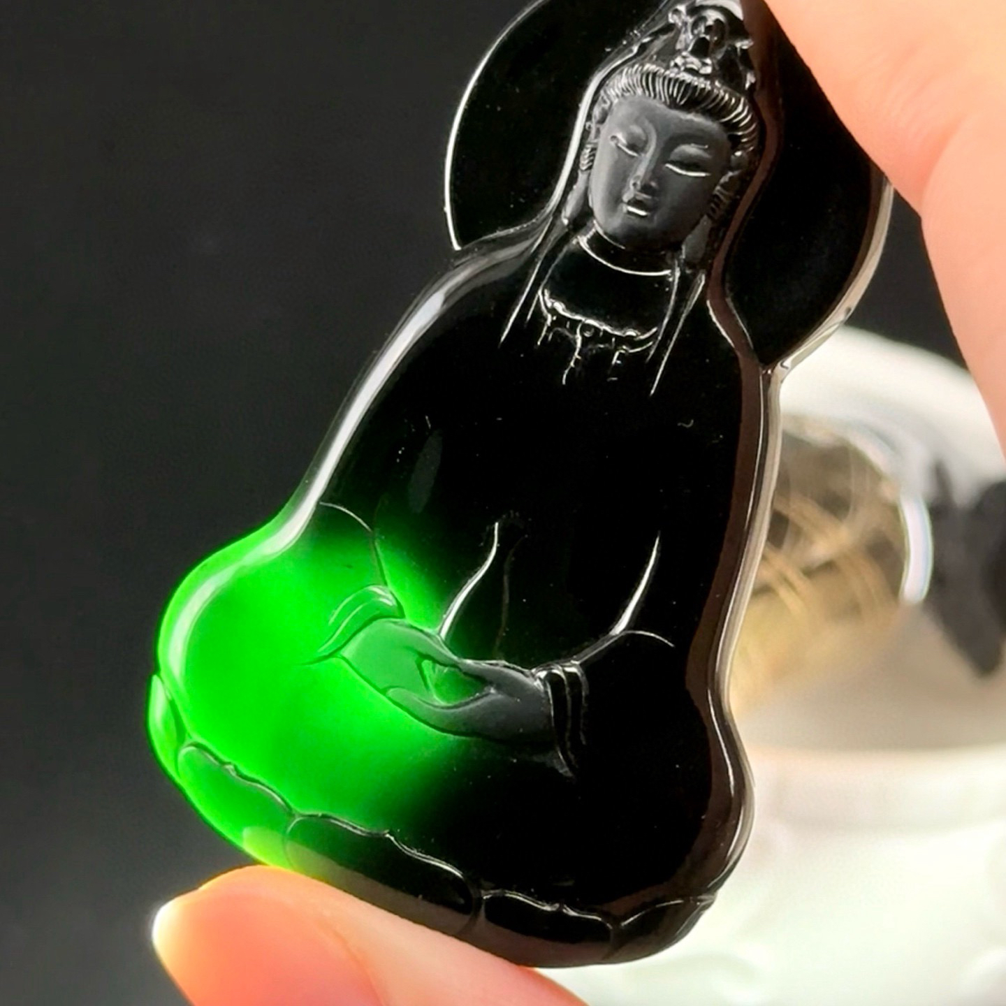 墨翠素衣观音 种好色正 黑度极好 打灯通透 油性十足  尺寸54.6