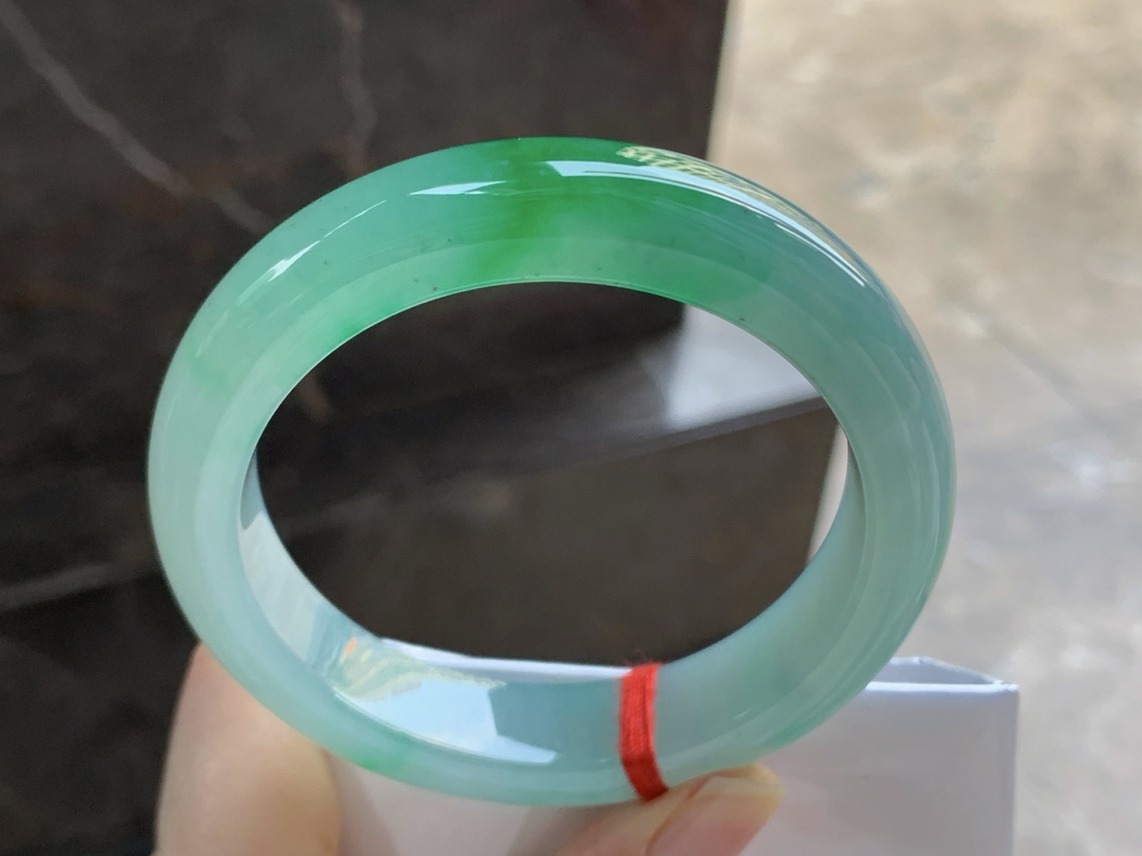 55.5-13.2-8.7

带色手镯^_^种水好 鲜艳