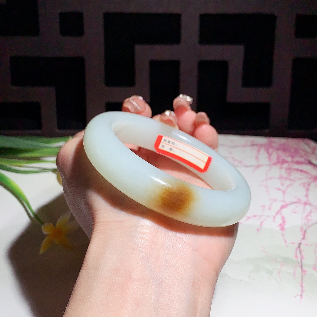 收藏款，和田玉57.5圈且末糖宽条手镯！玉质细腻油润 底色纯净 无裂无杂 脂粉好，品质高。