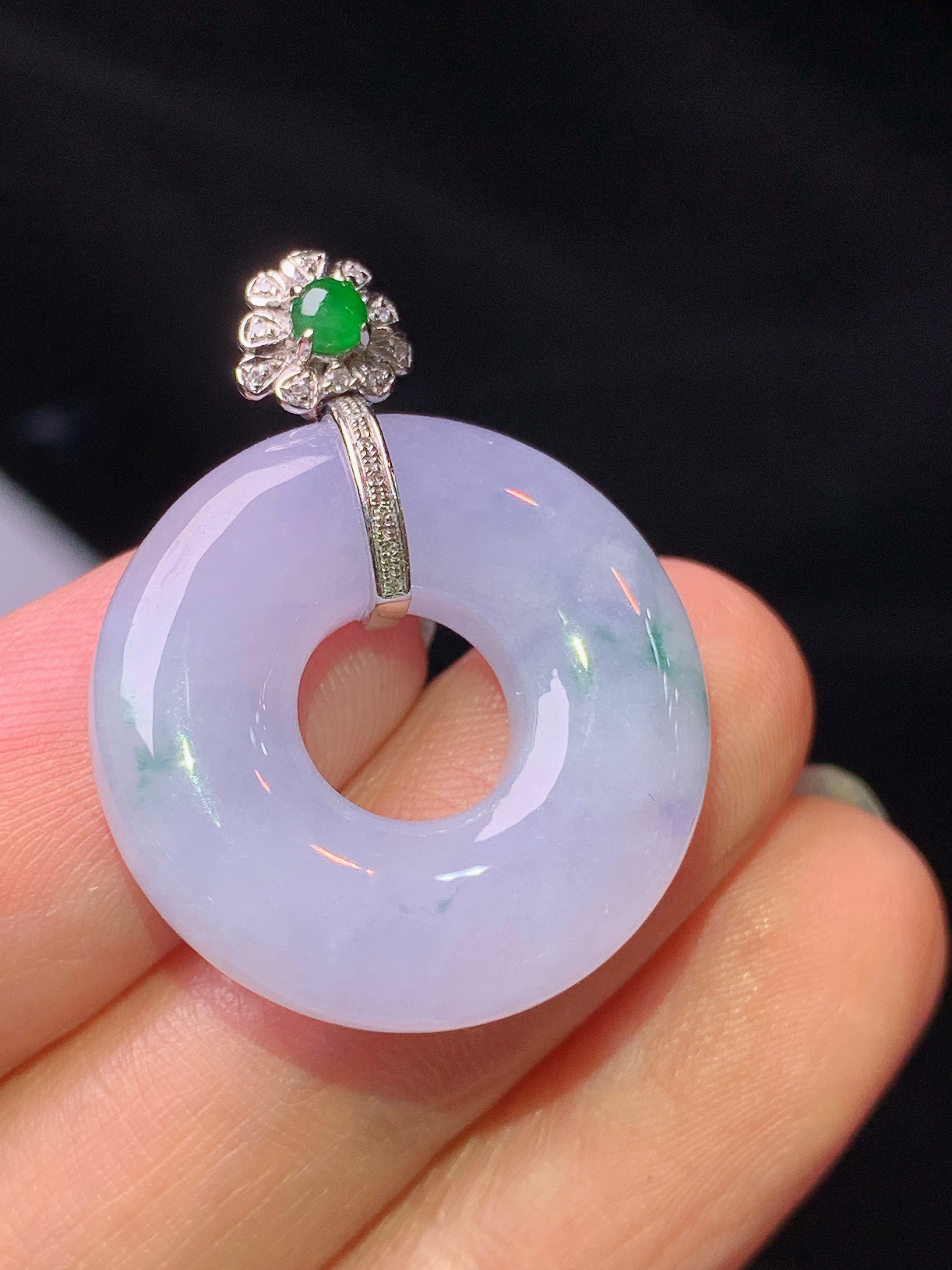 18k金钻镶嵌淡紫罗兰飘绿平安环吊坠 玉质细腻 色泽艳丽清新 水润亮眼 整体尺寸28.2*22.7*