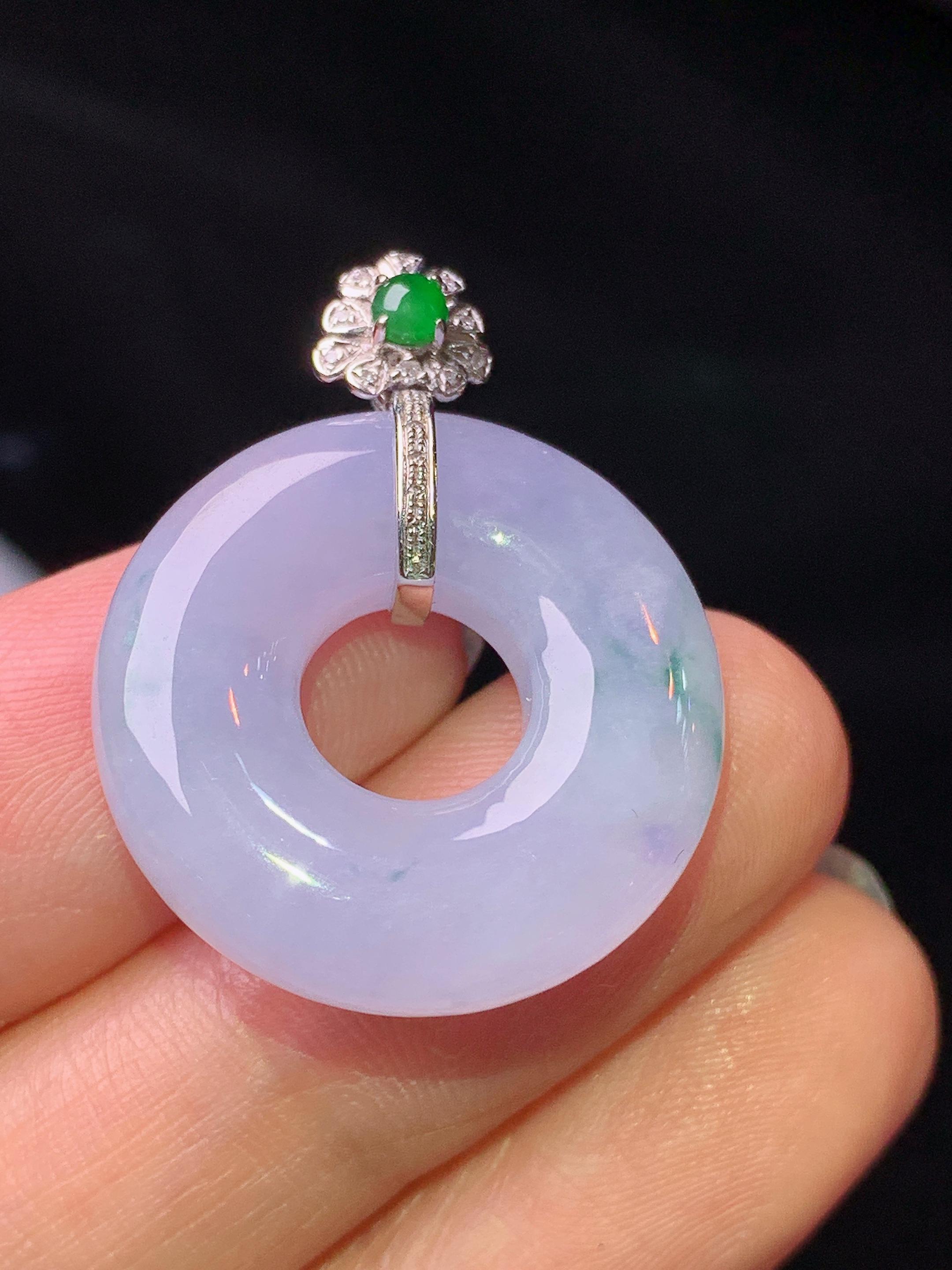 18k金钻镶嵌淡紫罗兰飘绿平安环吊坠 玉质细腻 色泽艳丽清新 水润亮眼 整体尺寸28.2*22.7*5.8L4