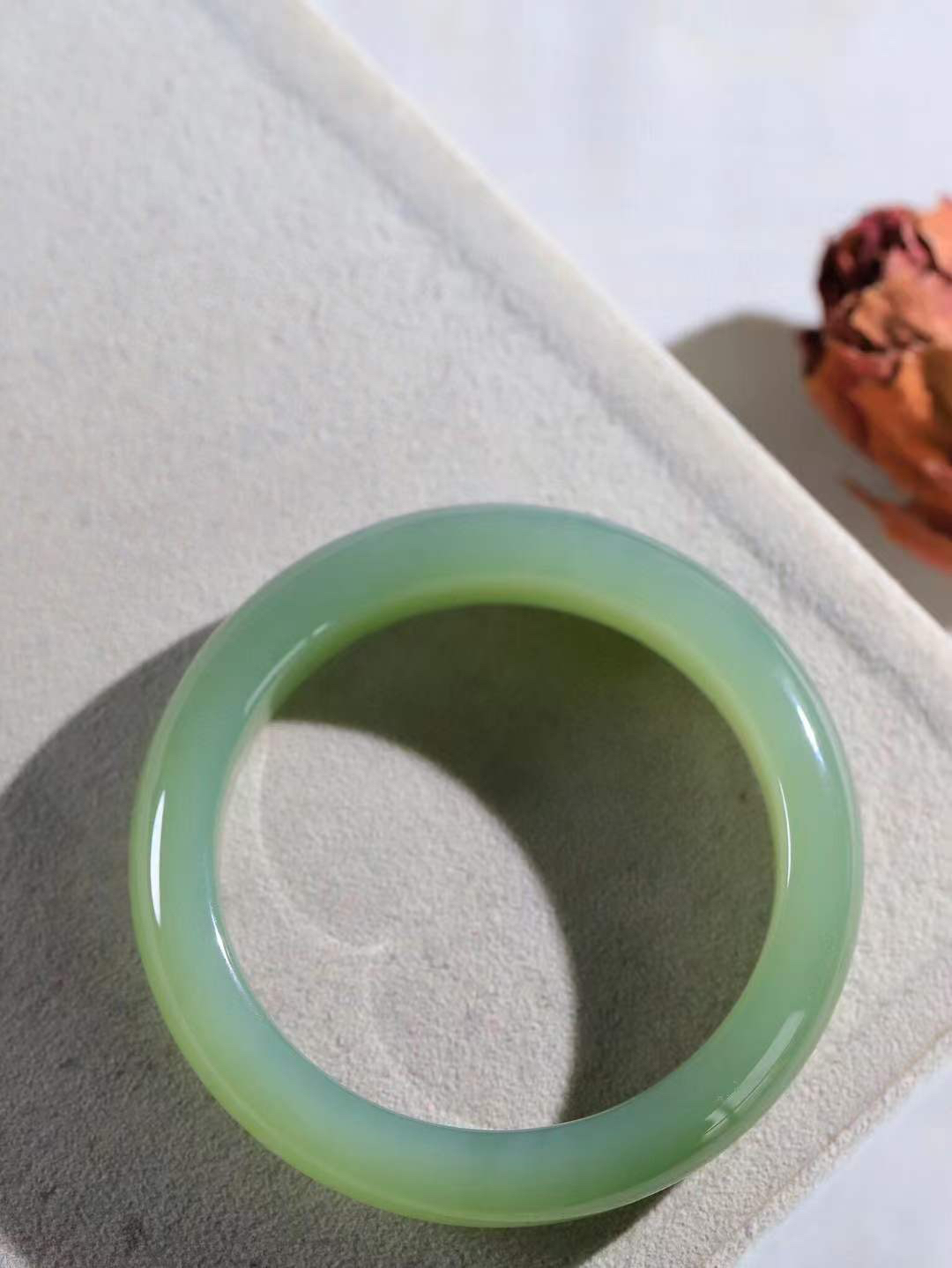 （一见倾心.手镯）

精品和田玉湖水绿手镯，玉质温润细腻 油性十足 手感舒适，高华雅逸，线条流畅，简约大气，美自天成，素雅高贵。佩戴于腕间，婉约之美，举手投足间透出那低调奢华。重61克  尺寸56-13.2-9mm16471530T