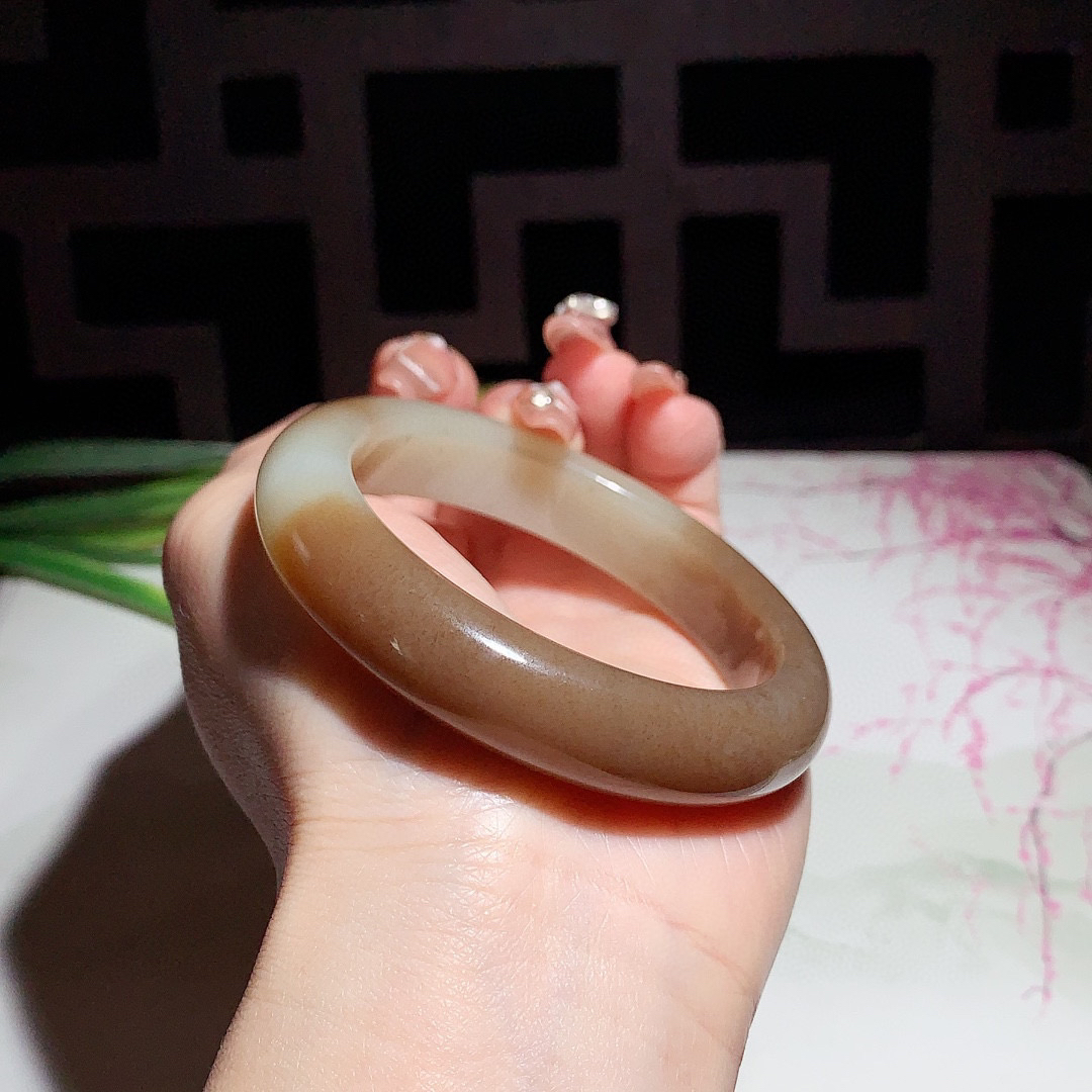 和田玉55圈且末糖手镯！玉质细腻油润 底色纯净 无裂无棉 脂粉好，品质高。