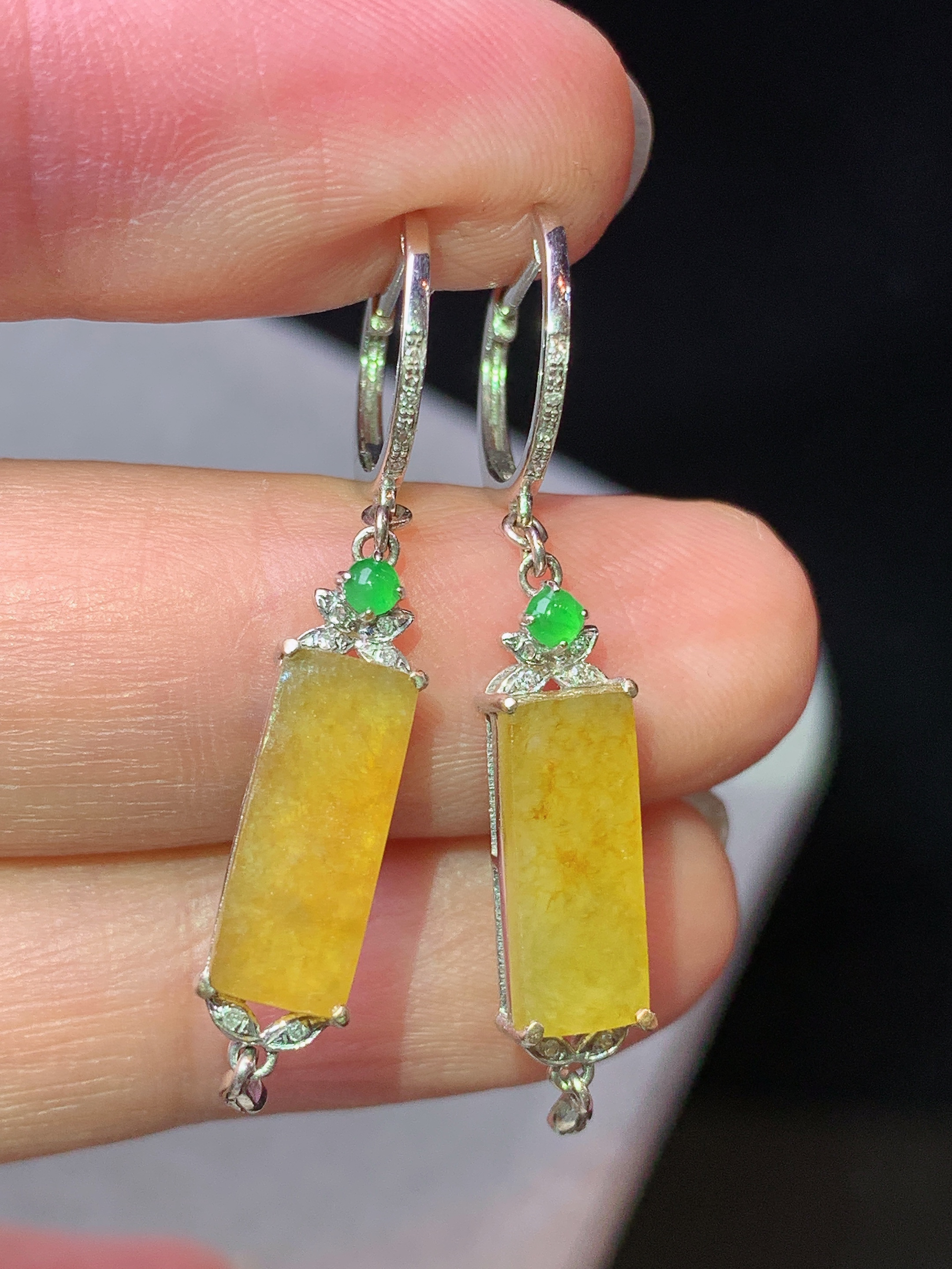 18k金钻镶嵌黄翡无事牌耳坠 玉质细腻 色泽艳丽清新 水润亮眼 整体尺寸36.8*5.2*4yz