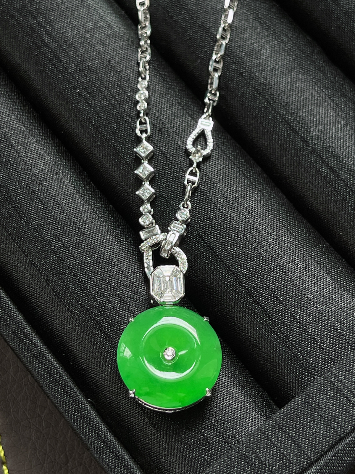 翡翠冰阳绿项链，印记：Au750,伴钻石