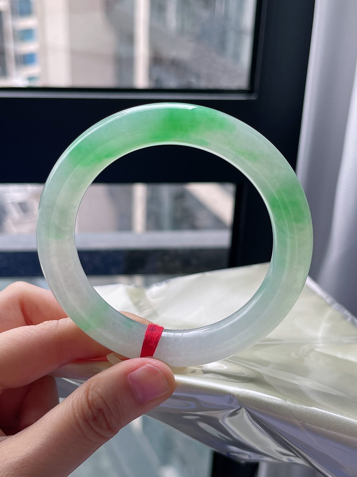 圆镯59圈口，翡翠冰糯种飘绿手镯