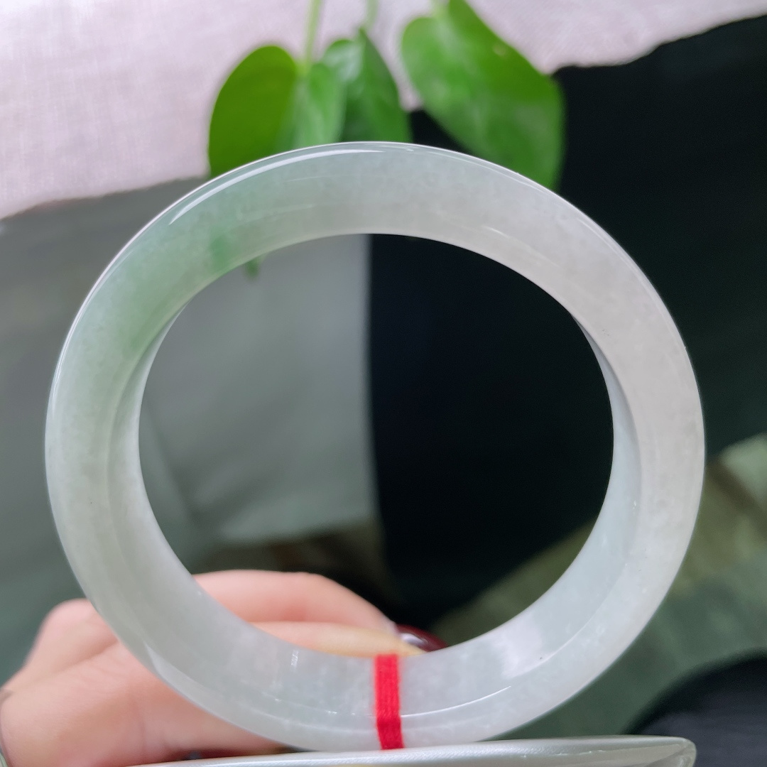 57.5/13/8.3淡绿色正圈，一抹飘花点缀，是雨后的新芽，是拂晓的天光，无裂，ss50187a