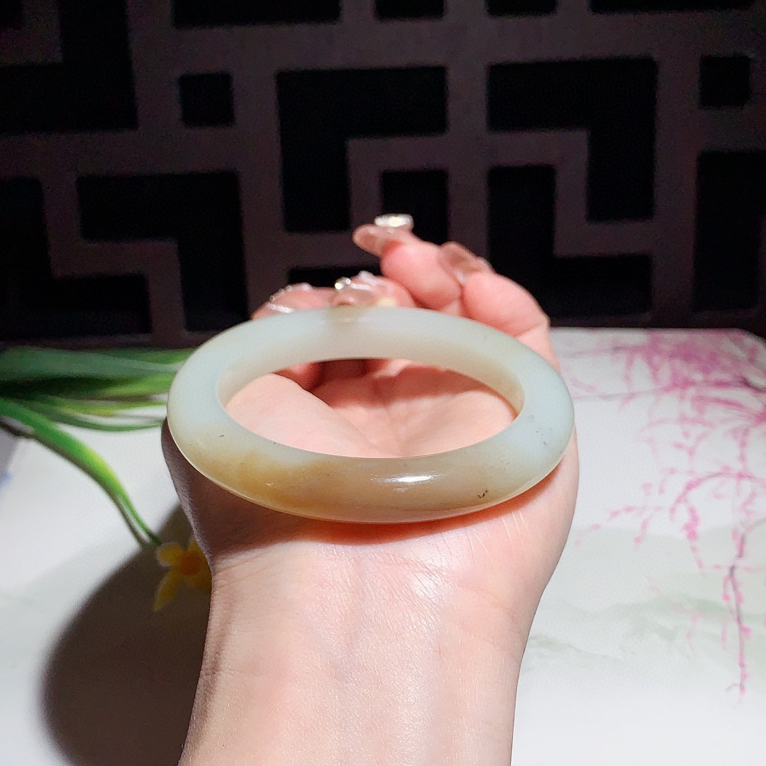 和田玉56.5圈且末糖手镯，玉质细腻油润 底色纯净 无裂无棉 脂粉好，品质高。