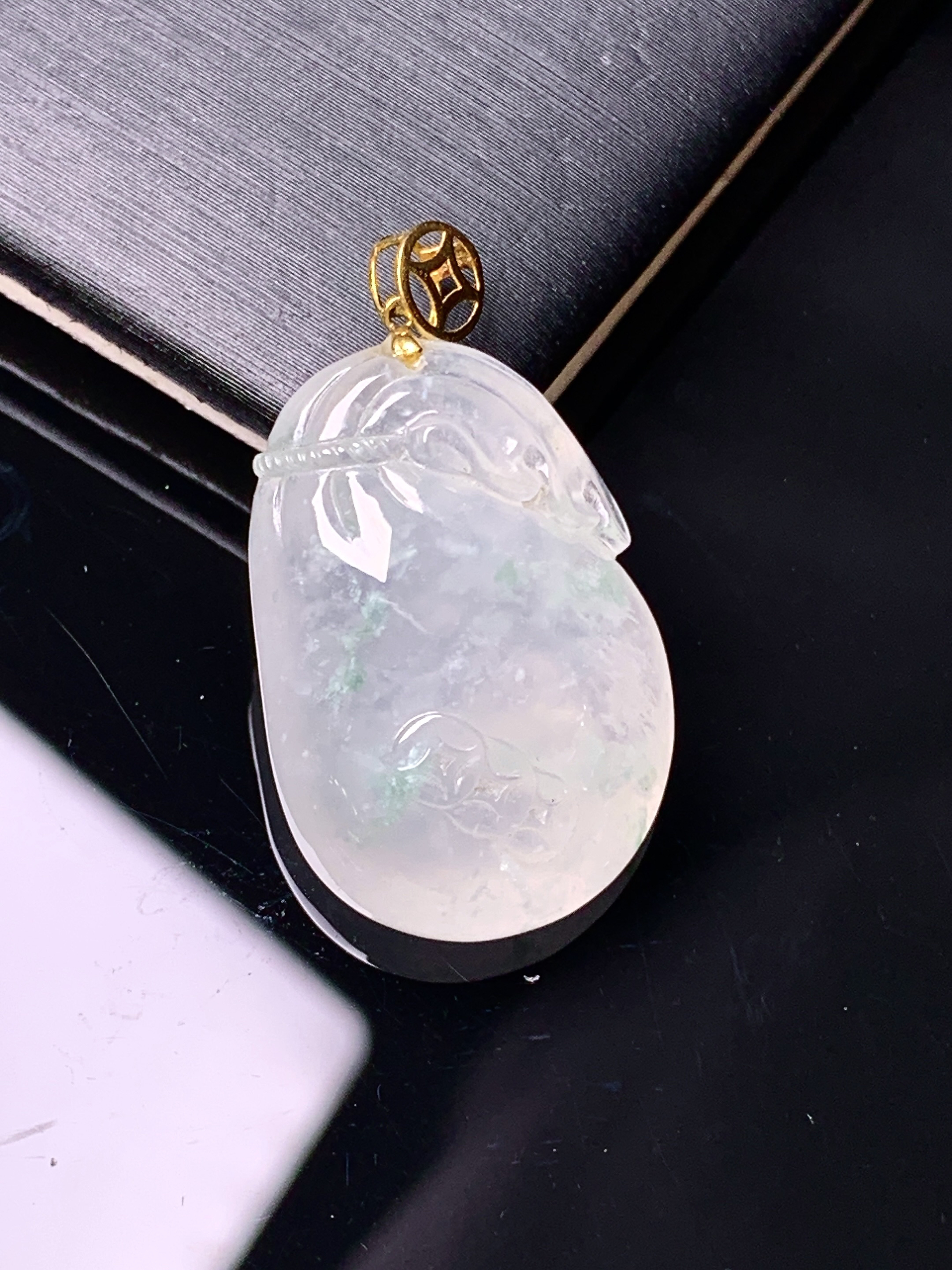 18k金镶嵌冰种钱袋吊坠 玉质细腻 色泽艳丽清新 水润亮眼 整体尺寸29.8*16.3*8m1