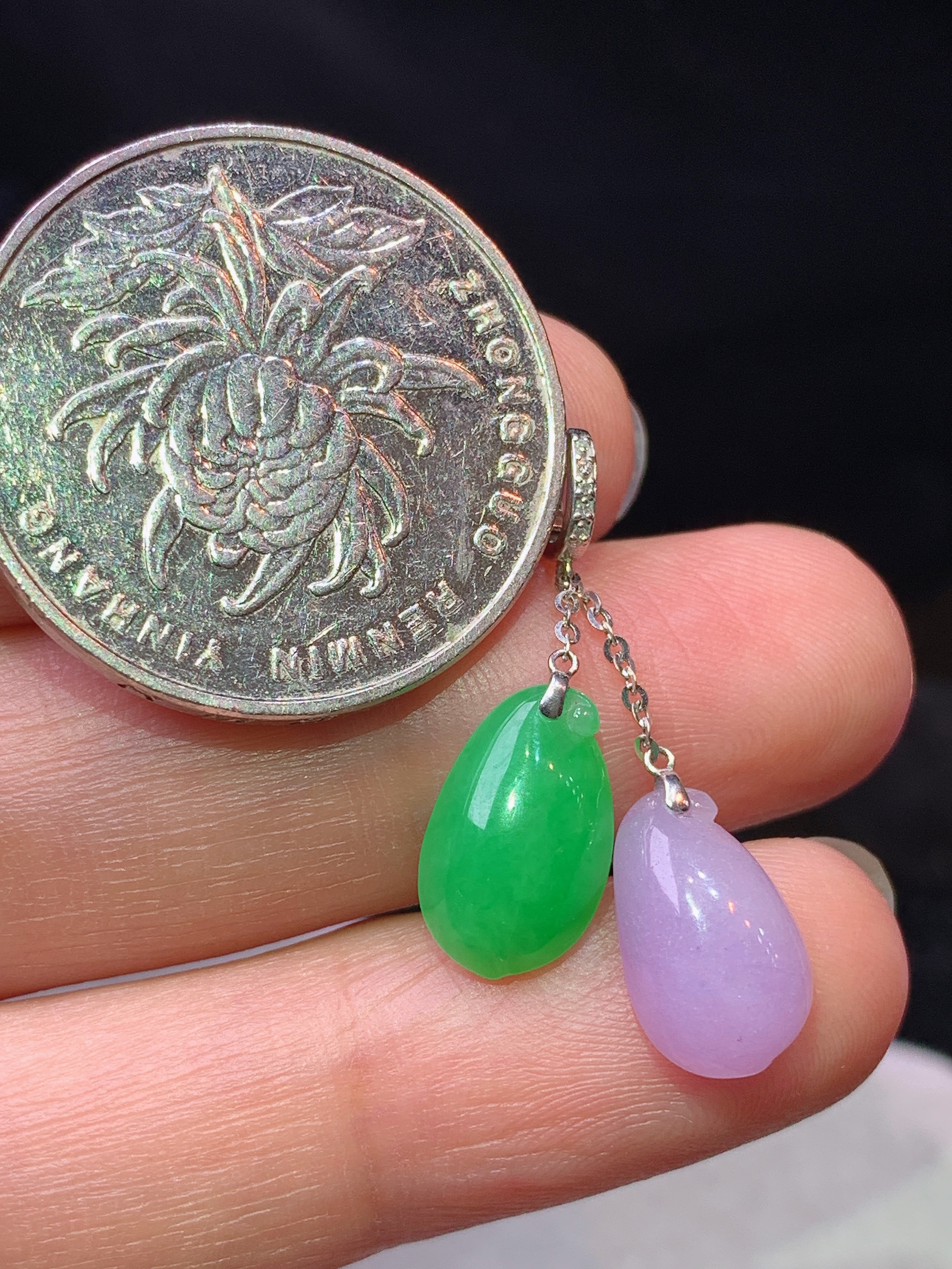 18k金钻镶嵌紫罗兰福瓜搭配阳绿福瓜吊坠 玉质细腻 色泽艳丽清新 水润亮眼 整体尺寸11.6*7.3*4b5