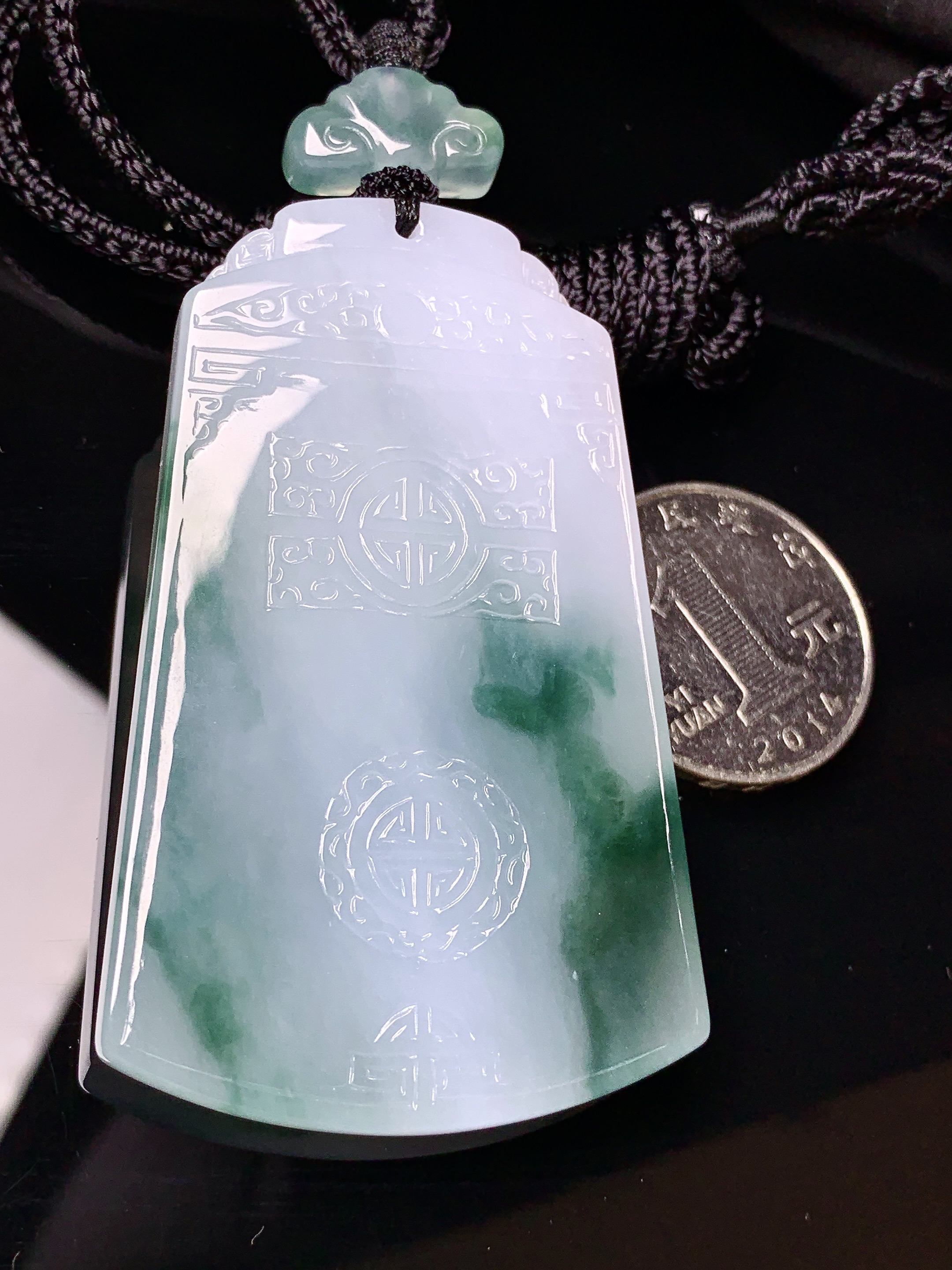 飘绿雕花牌吊坠 玉质细腻 色泽艳丽清新 水润亮眼 整体尺寸62.8*39*6L1