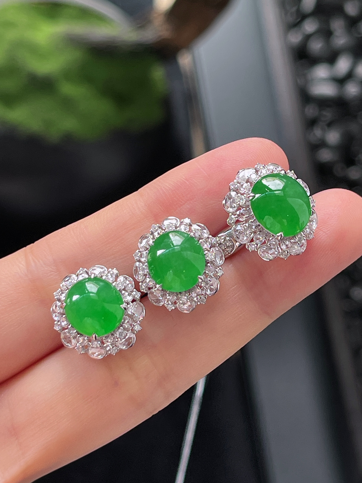 18k金 翡翠冰糯种满绿色耳钉和戒指套装