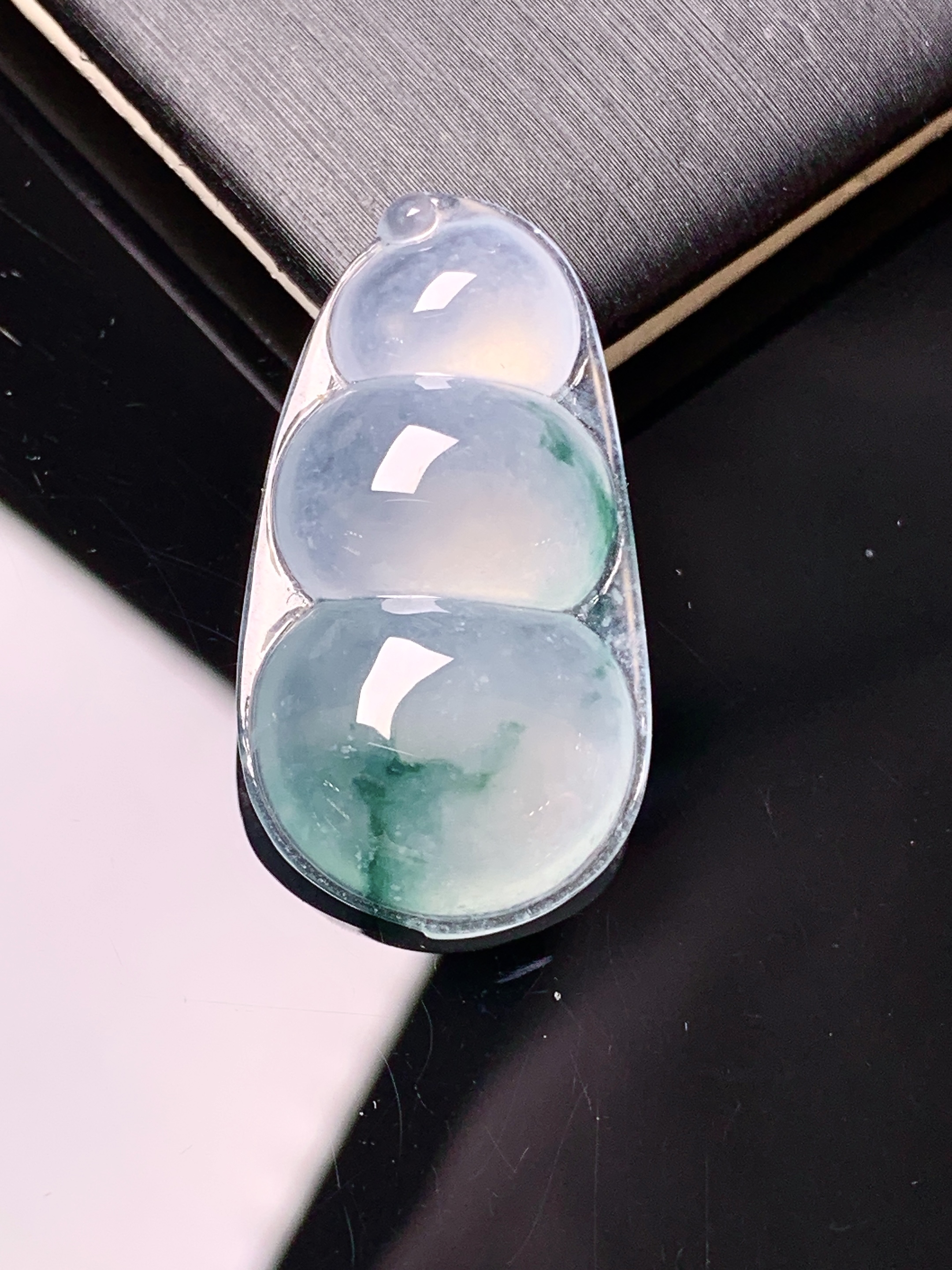 冰种飘花四季豆吊坠 玉质细腻 色泽艳丽清新 水润亮眼 整体尺寸29.5*16*6yz