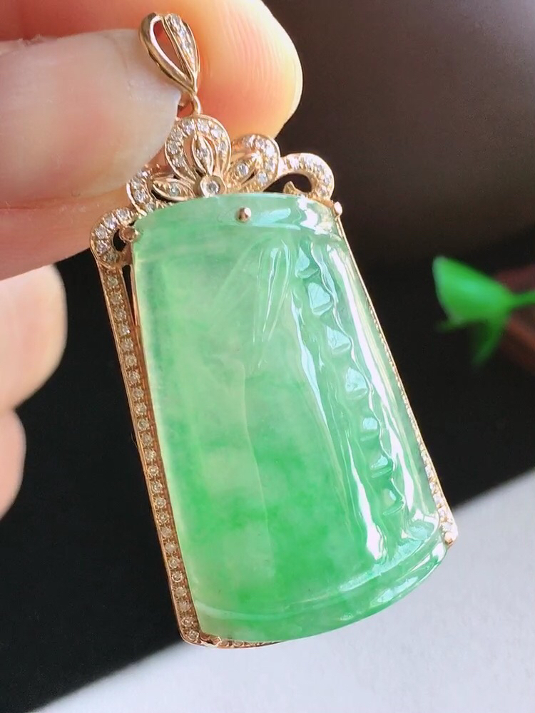 【翡翠名称】18k金镶钻石冰飘阳绿竹节吊坠
【翡翠尺寸】整体37.6/20.4/8.2 
【翡翠描述】宝贝种老水足，玉质细腻，色泽靓丽，性价比高，佩戴效果好！
【其它赠送】权威证书/精美挂绳盒子/支持全国复检