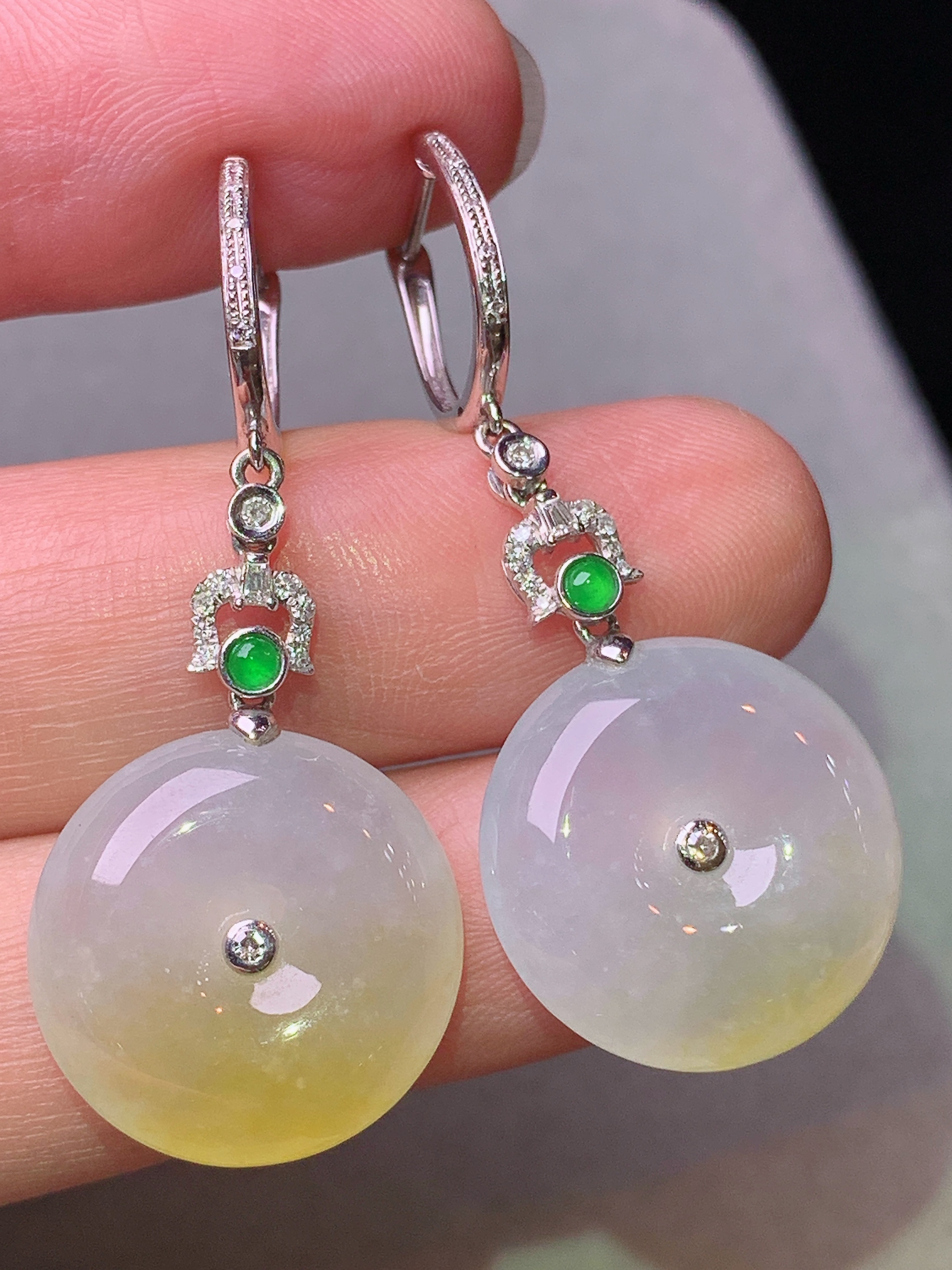 18k金钻镶嵌飘黄翡平安扣耳坠 玉质细腻 色泽艳丽清新 水润亮眼 整体尺寸41*17*5.5b1