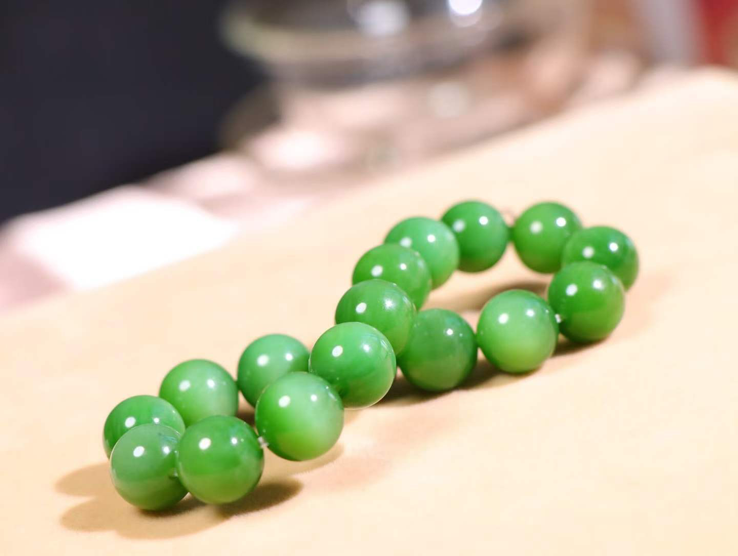 【珠圆玉润】

   精品和田玉碧玉猫眼手串，碧玉老料 带猫眼，玉质温润油润，珠子都散发着温润光泽，沉淀着优雅。佩戴它，感受时光的静谧与从容，彰显不凡品味。
重45.3克  尺寸取一11.8mm  O18822208113