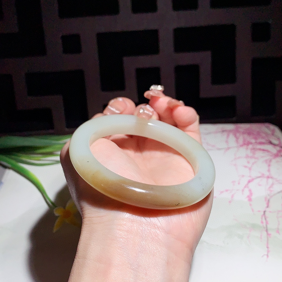 和田玉56.5圈且末糖手镯，玉质细腻油润 底色纯净 无裂无棉 脂粉好，品质高。