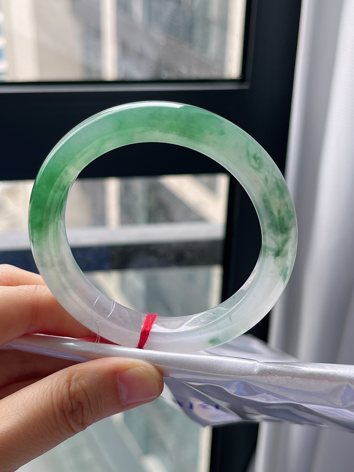 正圈55.6圈口，翡翠冰糯种飘绿手镯