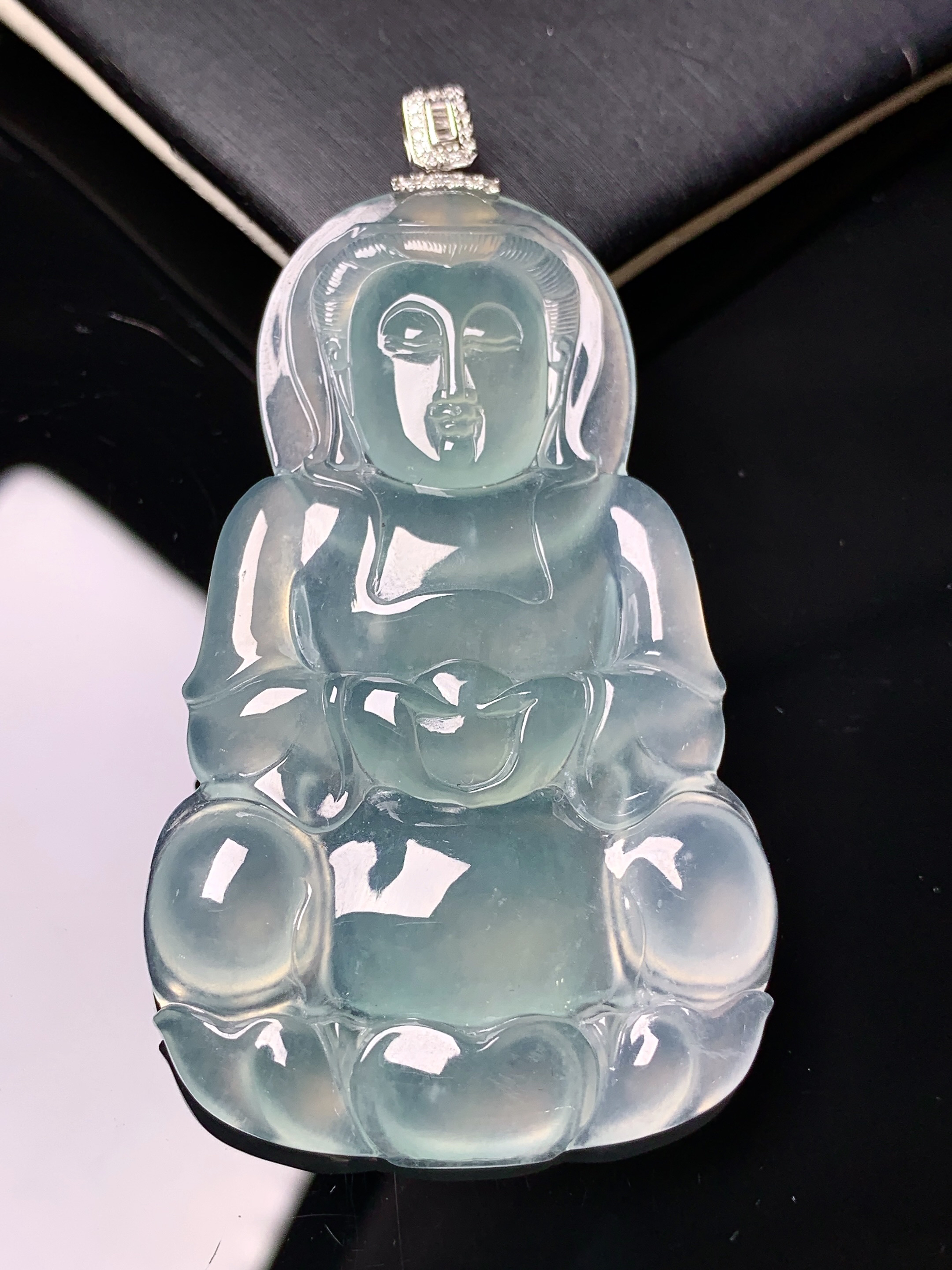 18k金钻镶嵌冰种观音菩萨吊坠 玉质细腻 色泽艳丽清新 水润亮眼 整体尺寸64.5*35.5*5.6c1