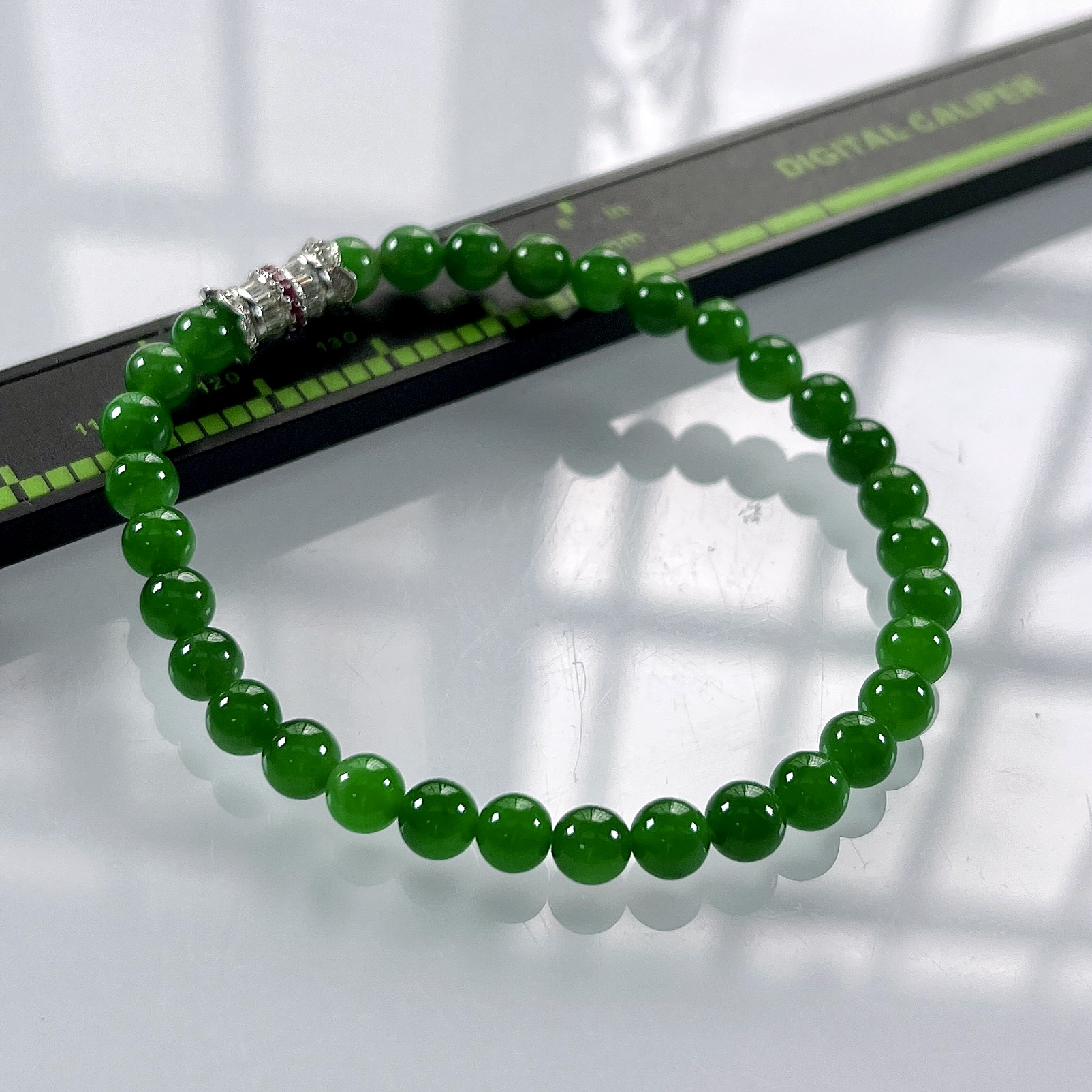 收藏级别，缅甸天然翡翠A货，卡5.2冰种起胶满绿帝王绿小圆珠手串手链，尺寸：5.2mm/32颗，长度170mm，重量：8.88g