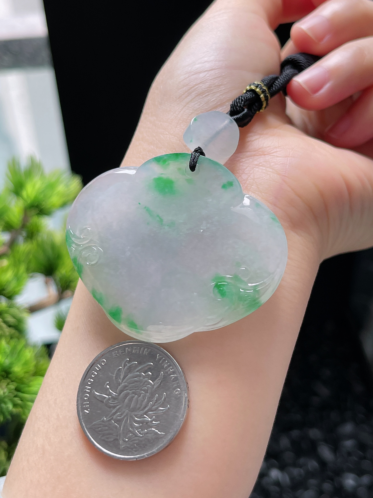 翡翠冰糯种飘绿如意挂件