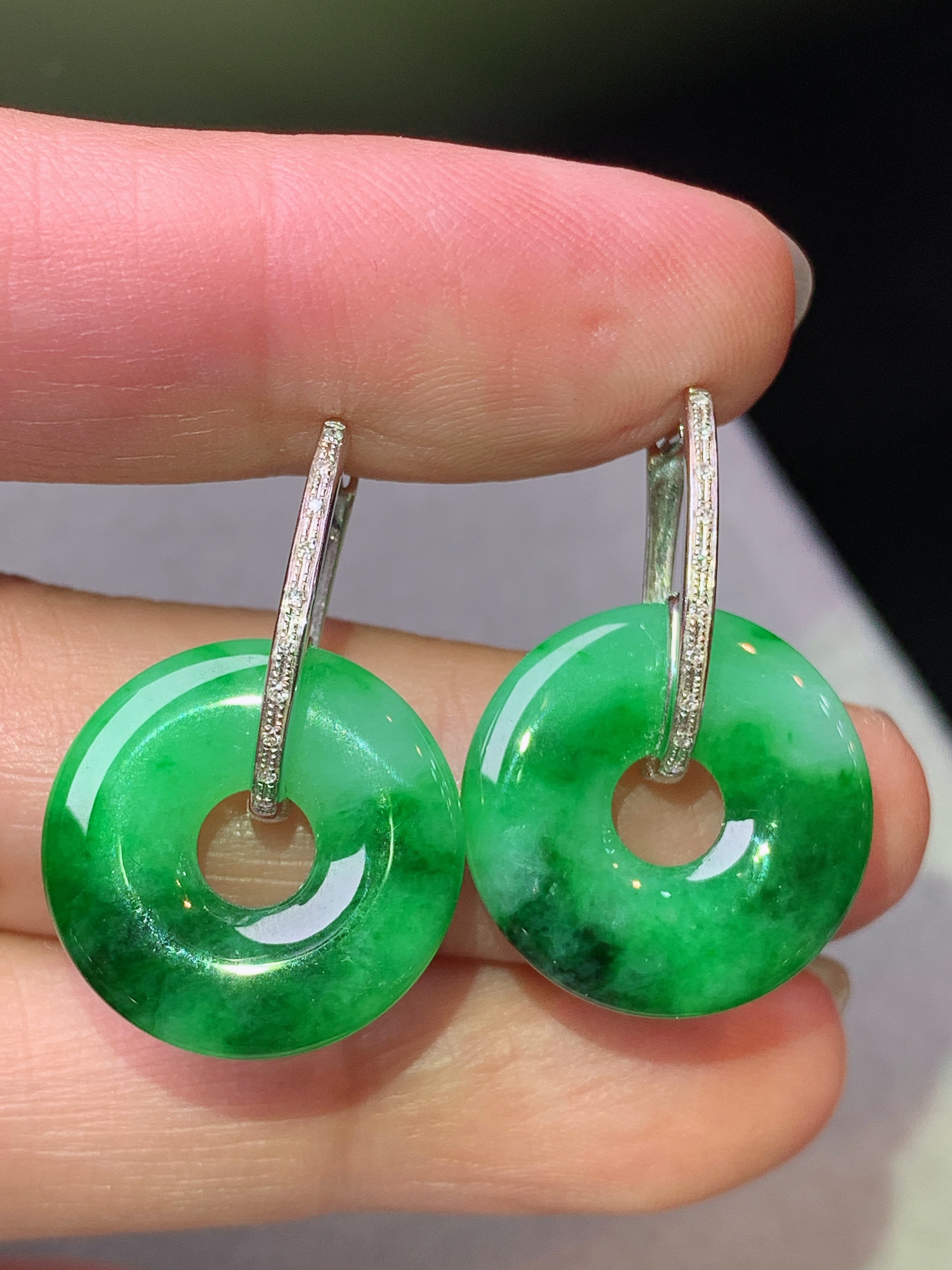 18k金钻镶嵌翠绿平安环耳坠 玉质细腻 色泽艳丽清新 水润亮眼 整体尺寸26.5*17.5*3b1