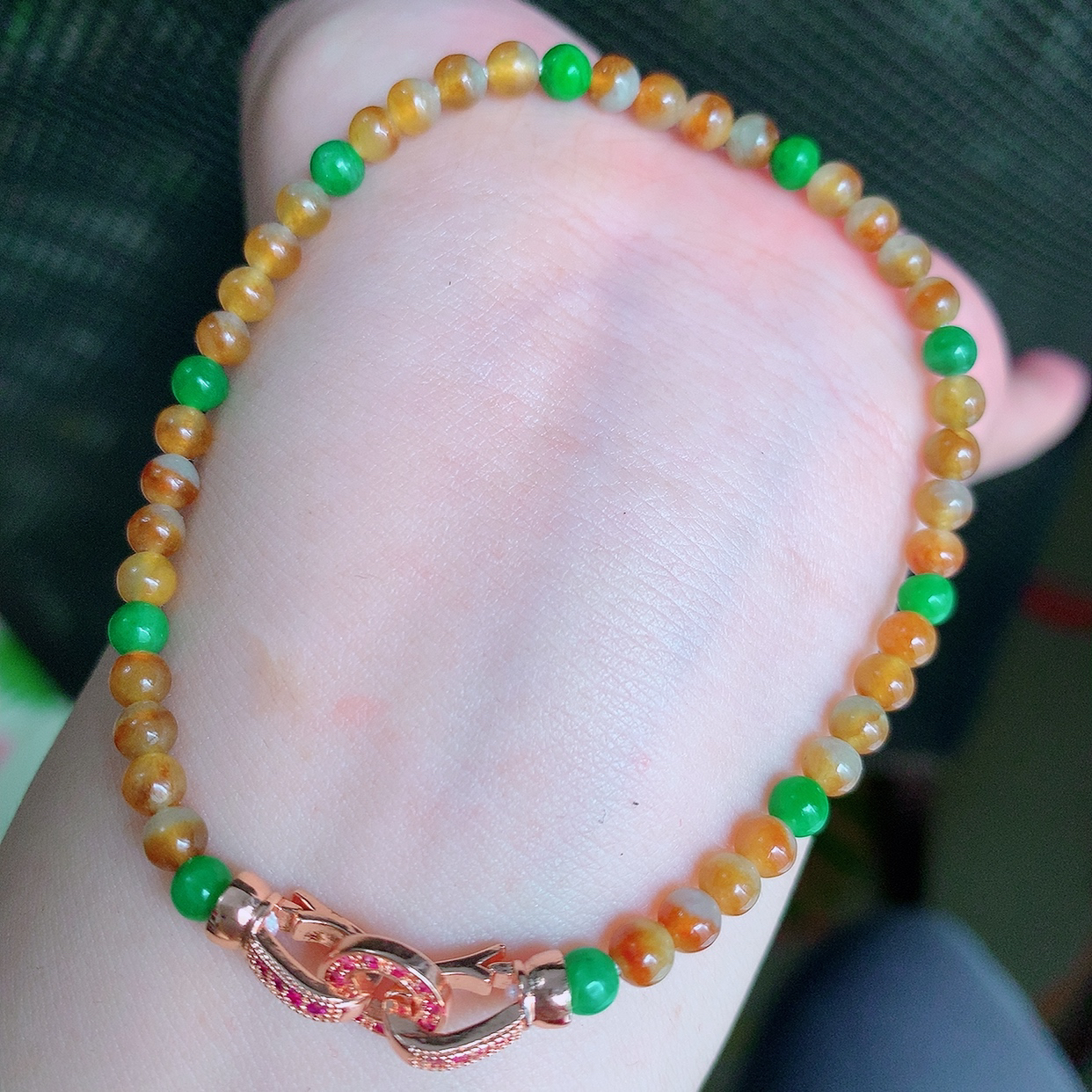 自然光实拍，特色冰黄加绿翡翠手链，翠色灵动，佩戴效果时尚出众，尽显气质，玉质细腻，美感十足。#001.1取一尺寸3.8mm