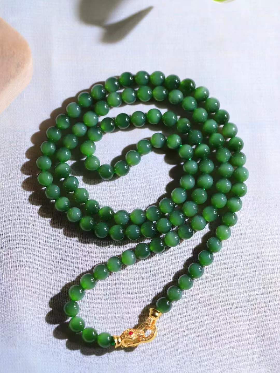 【珠圆玉润.项链】

精品和田玉碧玉猫眼珠圆玉润项链。这串碧玉项链垂落颈间，如把一汪春山绿意轻挽在身