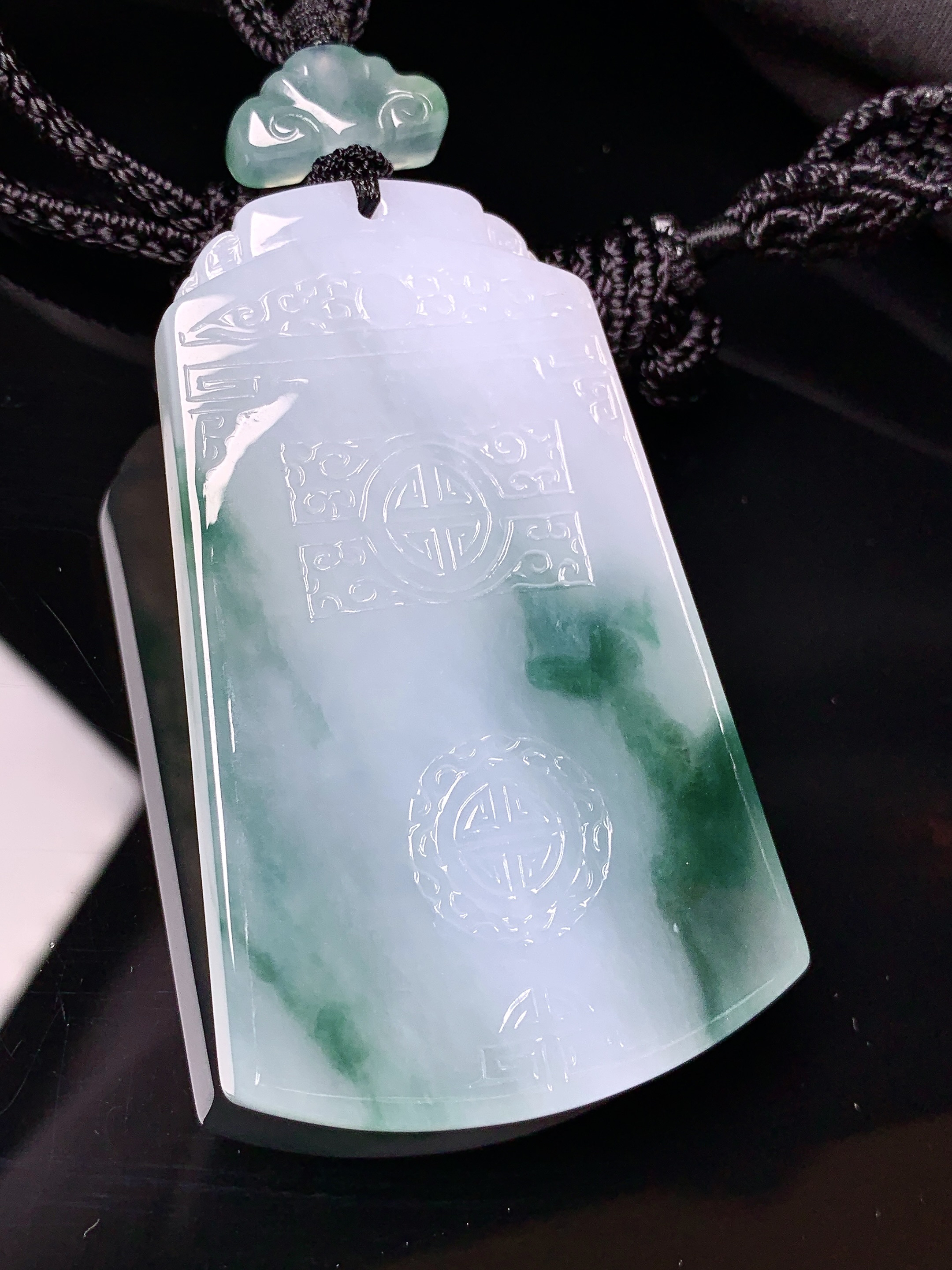 飘绿雕花牌吊坠 玉质细腻 色泽艳丽清新 水润亮眼 整体尺寸62.8*39*6L1