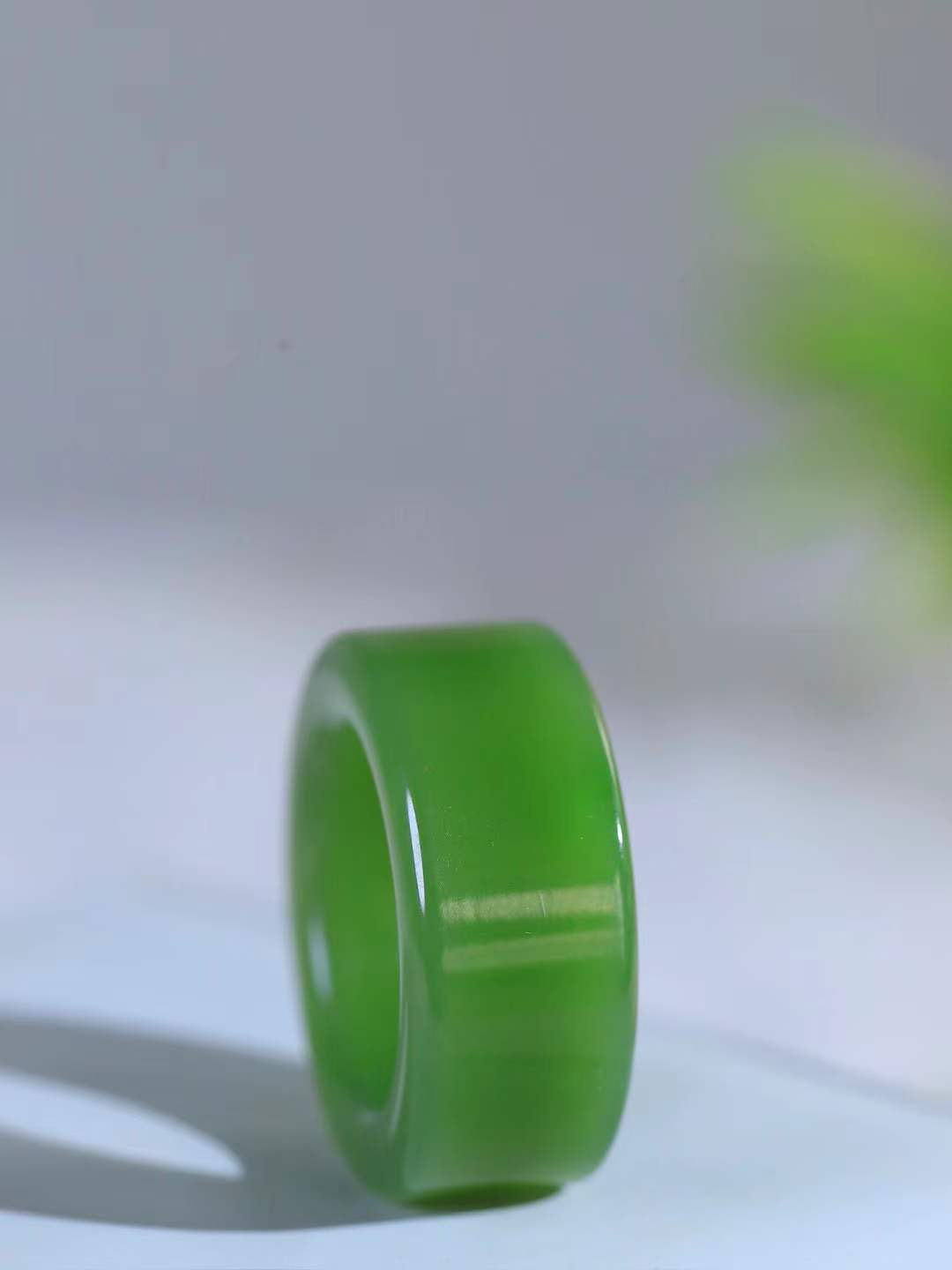 【古韵·扳指】

新疆和田玉碧玉扳指，玉质温润，油润感十足， 整器古韵生辉。优雅高贵。运筹帷幄于掌中，决胜于千里之外。重15.6克 内径圈口19.8mm 尺寸12.6-5.6mm   FDA-3640648