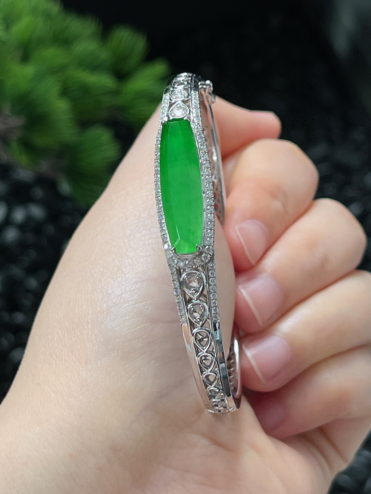 贵妃镯56圈口，翡翠冰糯种满绿手镯