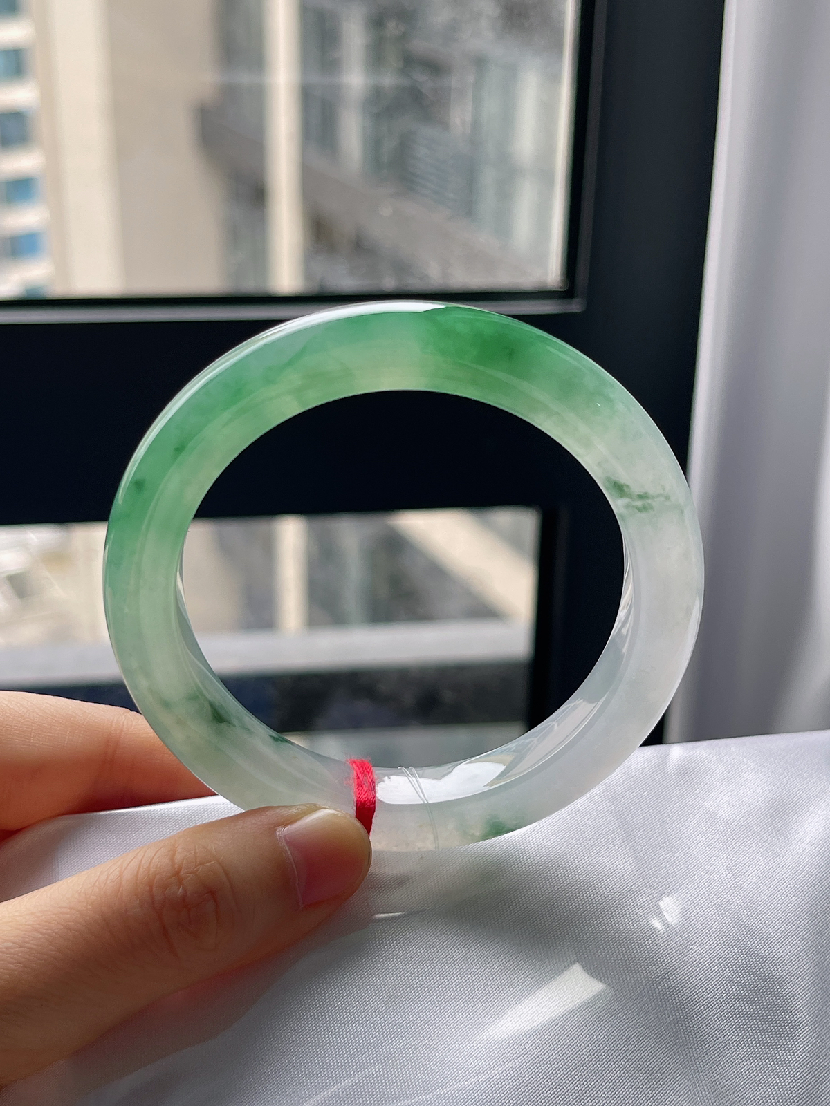 正圈55.6圈口，翡翠冰糯种飘绿手镯