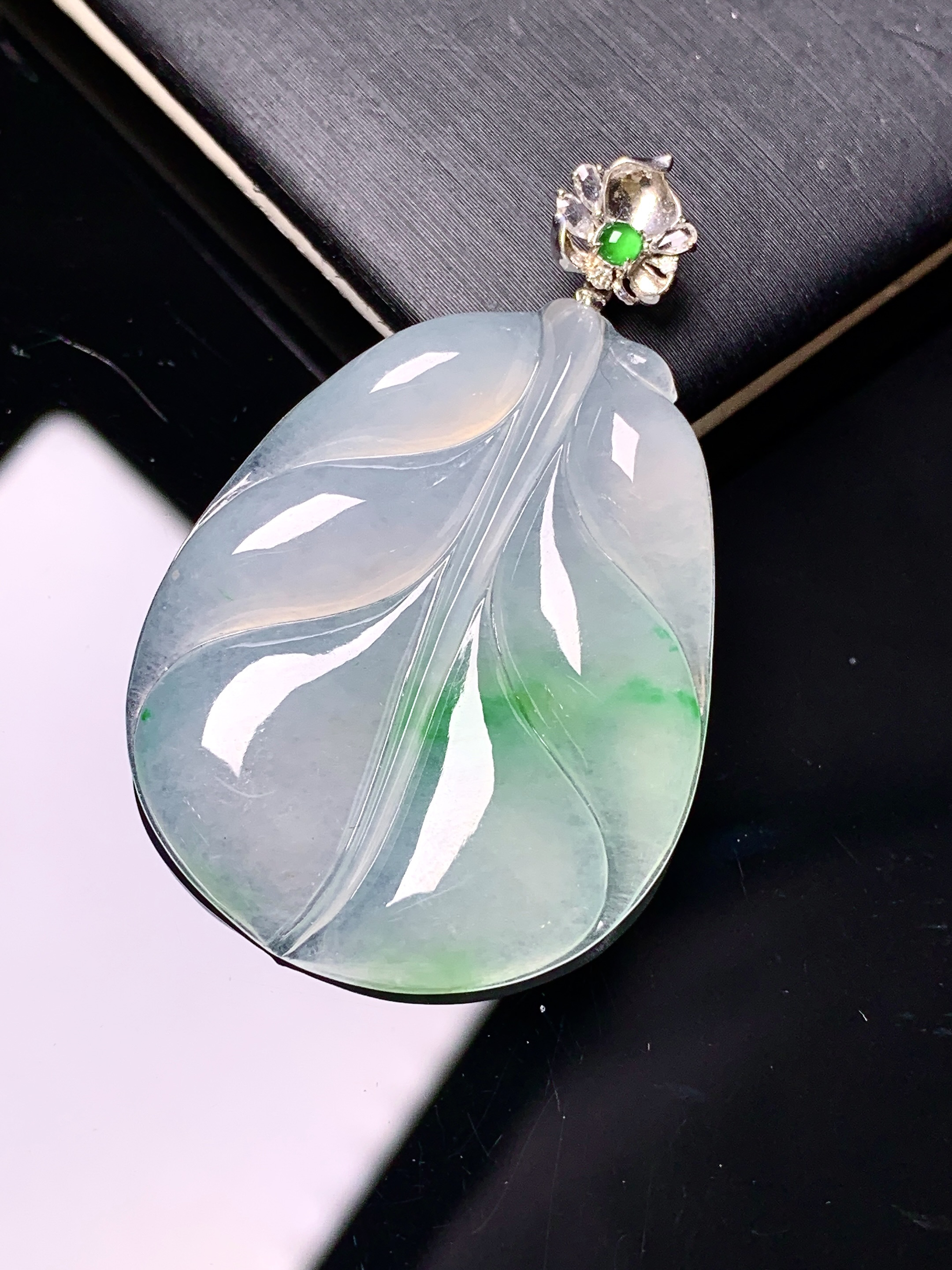 18k金镶嵌冰种飘绿树叶吊坠 玉质细腻 色泽艳丽清新 水润亮眼 整体尺寸41.8*27*4.3 c1