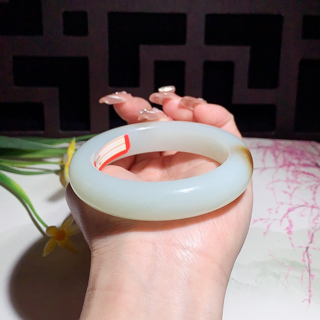 收藏款，和田玉57.5圈且末糖宽条手镯！玉质细腻油润 底色纯净 无裂无杂 脂粉好，品质高。