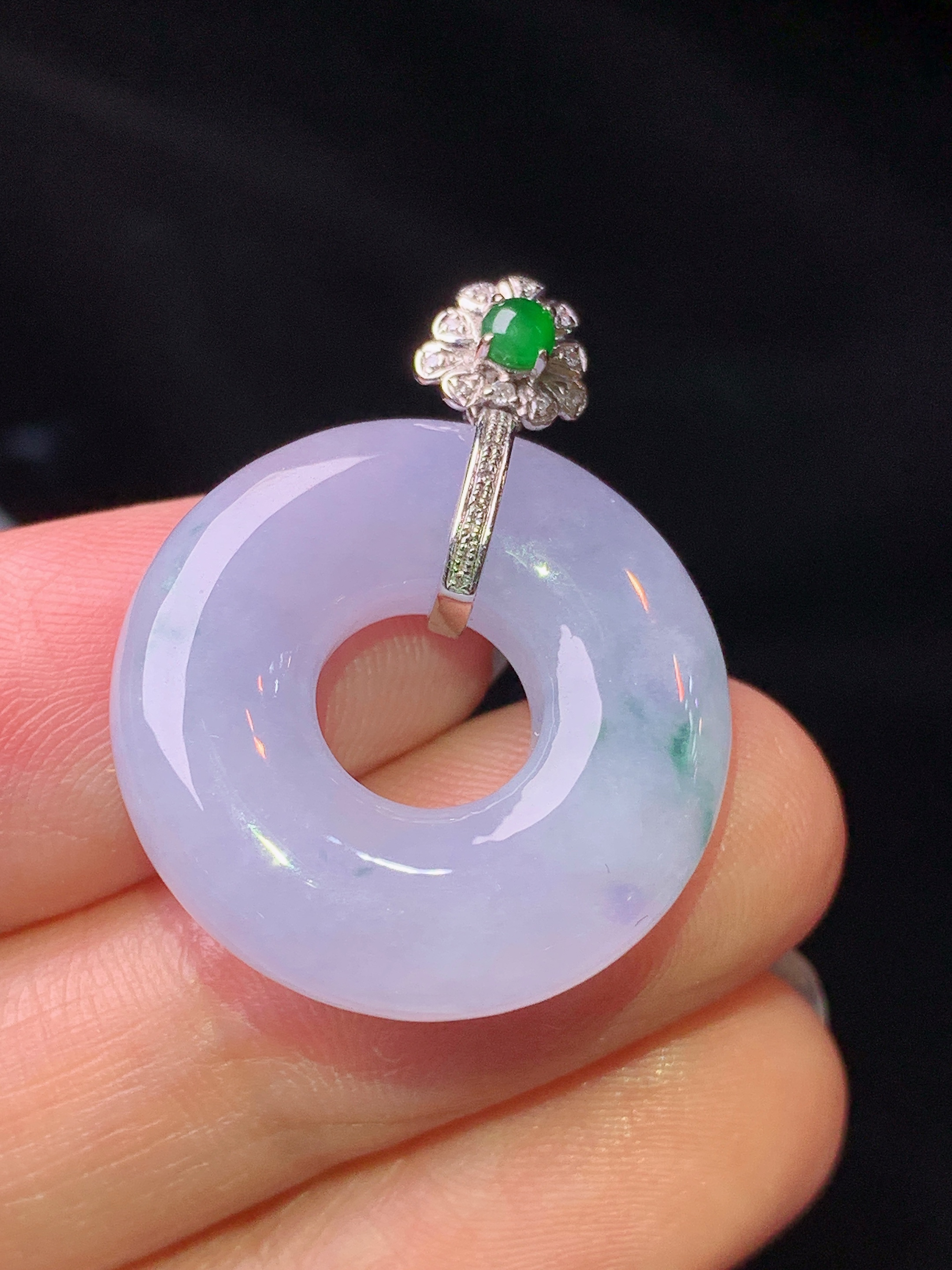 18k金钻镶嵌淡紫罗兰飘绿平安环吊坠 玉质细腻 色泽艳丽清新 水润亮眼 整体尺寸28.2*22.7*5.8L4