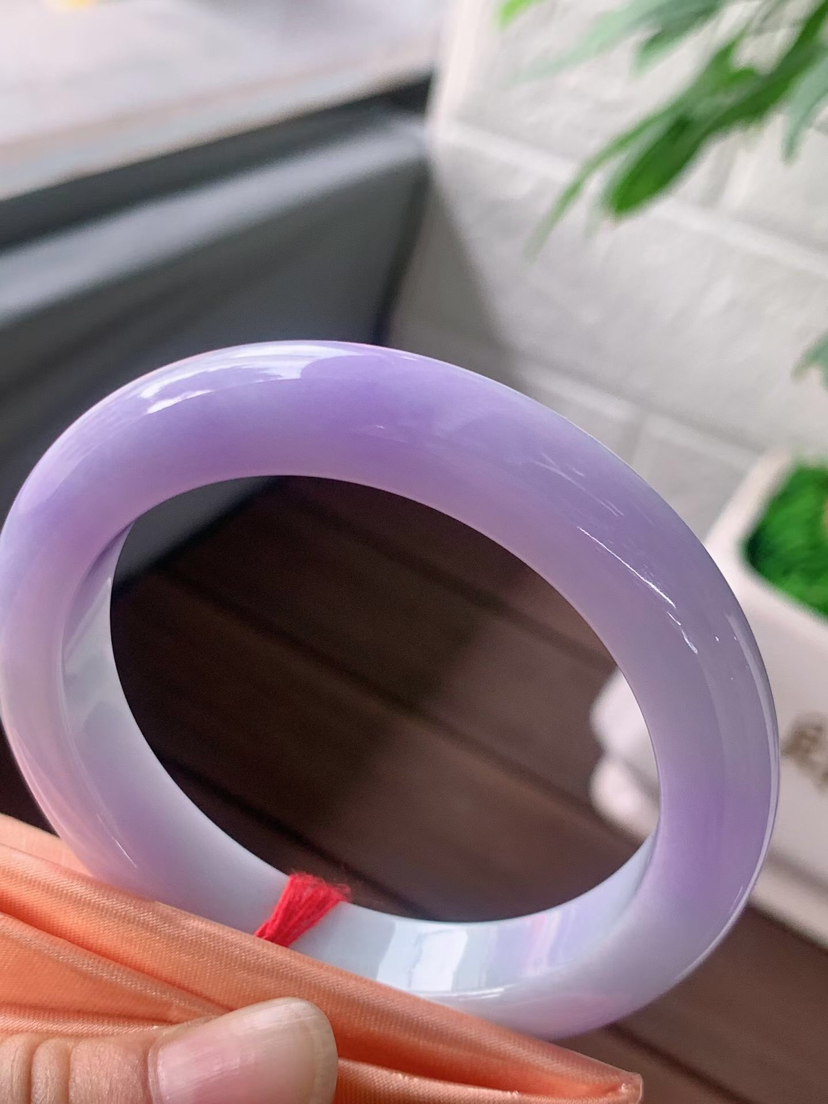 【翡翠名称】老种紫罗兰55正圈口手镯
【翡翠尺寸】55/11.7/9.2mm适合54-56正圈口佩戴