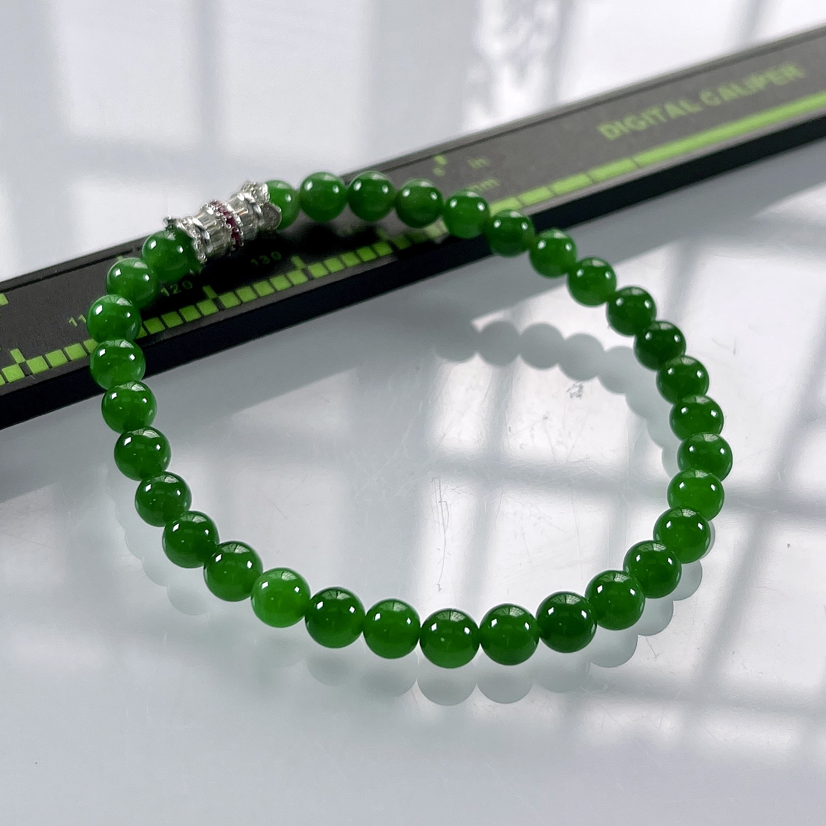 收藏级别，缅甸天然翡翠A货，卡5.2冰种起胶满绿帝王绿小圆珠手串手链，尺寸：5.2mm/32颗，长度