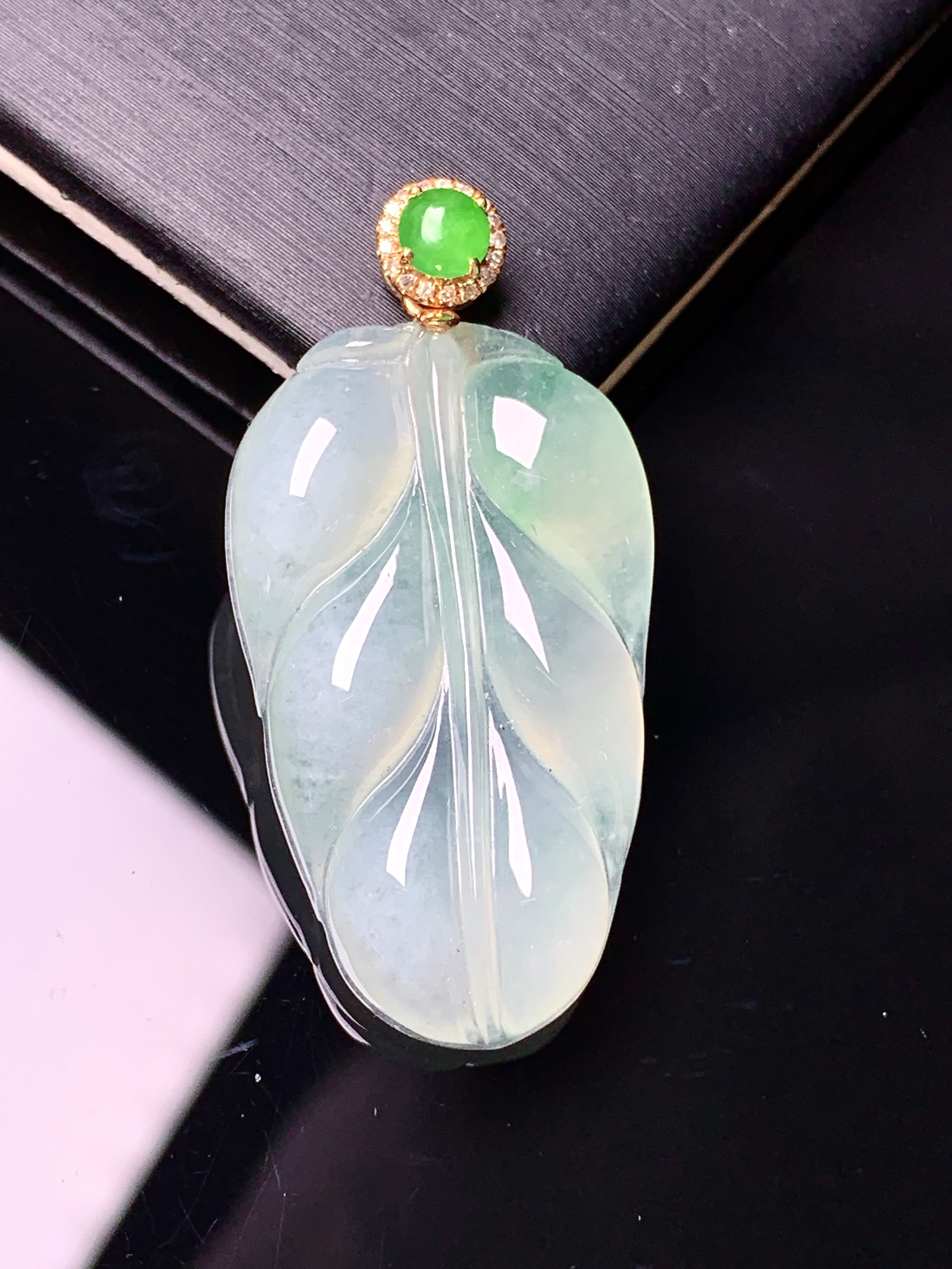 18k金钻镶嵌冰种树叶吊坠 玉质细腻 色泽艳丽清新 水润亮眼 整体尺寸38*18.5*5.5yz