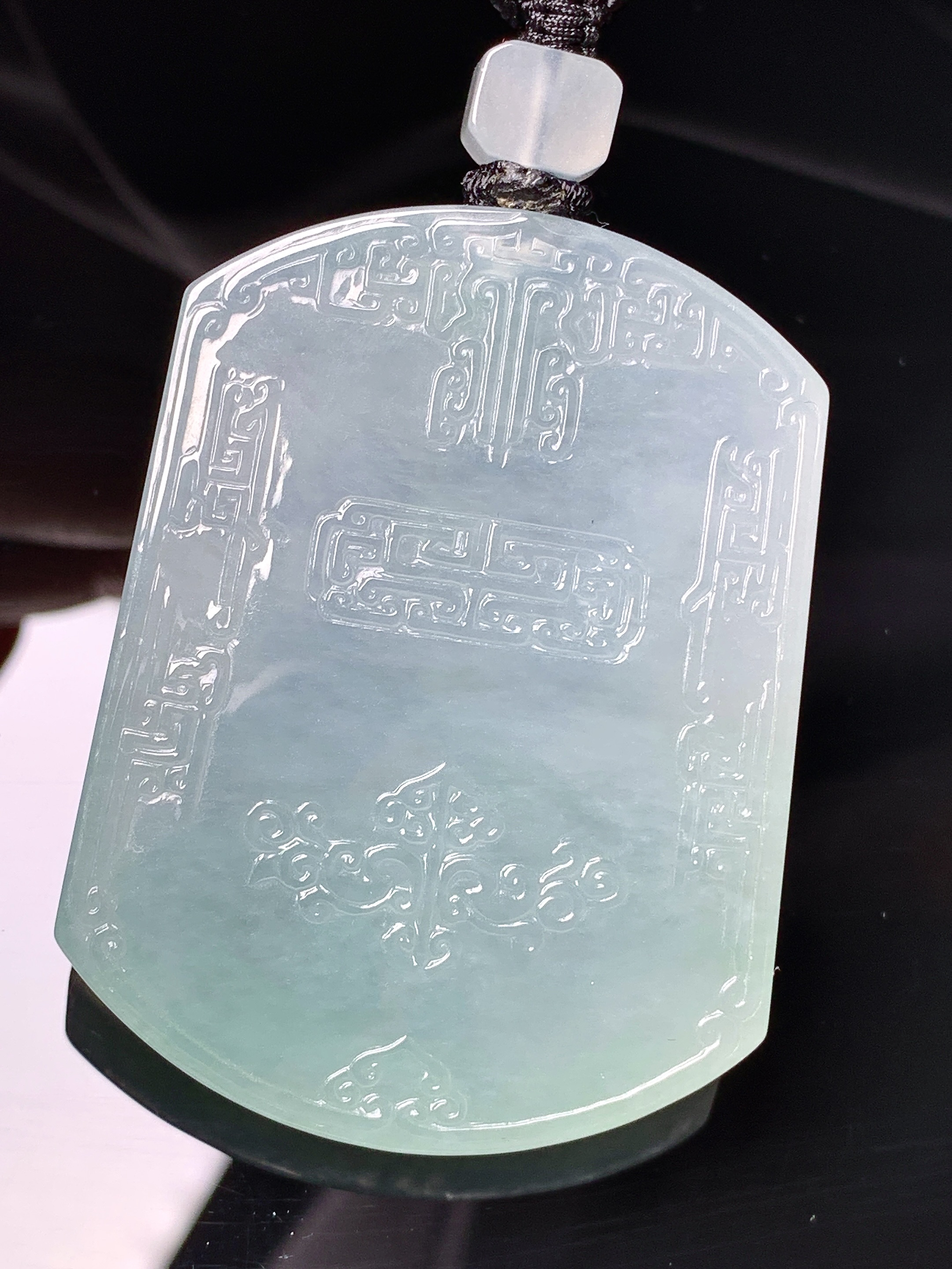 冰种飘绿雕花牌吊坠 玉质细腻 色泽艳丽清新 水润亮眼 整体尺寸50.8*38*5.8L1