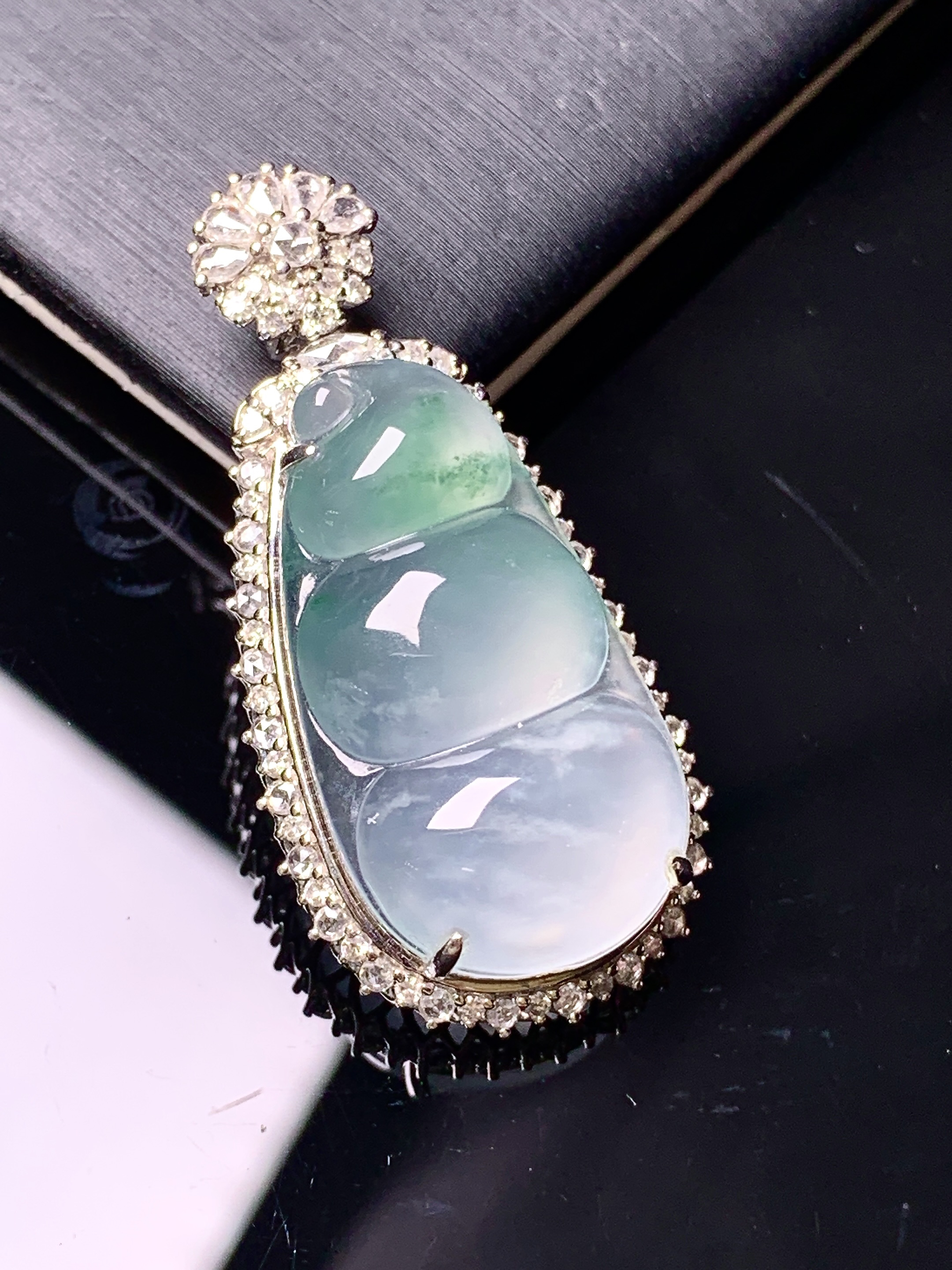 18k金钻镶嵌冰种四季豆吊坠 玉质细腻 色泽艳丽清新 水润亮眼 整体尺寸37.3*18*10.5c1