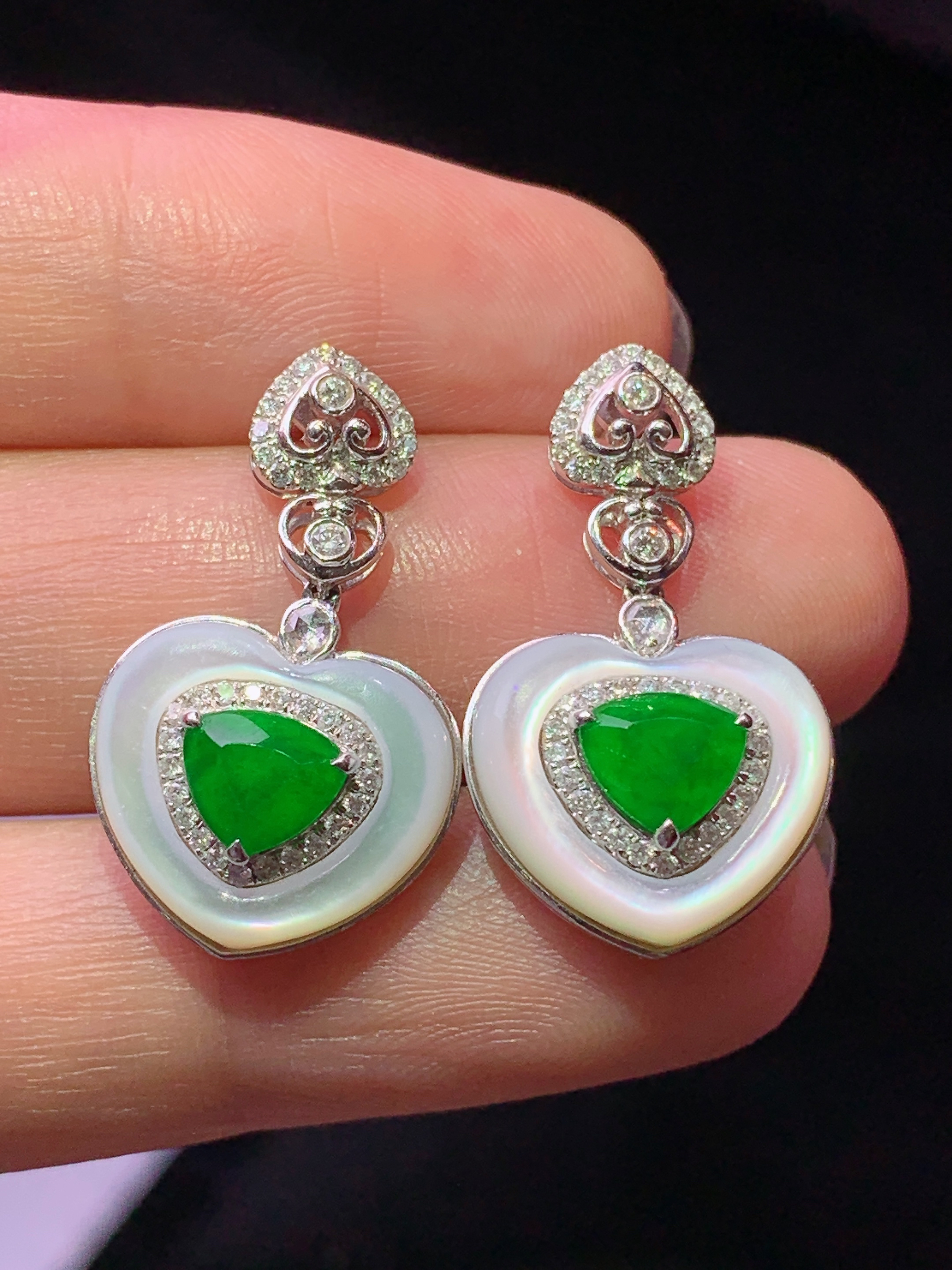 18k金钻白贝壳镶嵌满绿心形耳坠 玉质细腻 色泽艳丽清新 水润亮眼 整体尺寸24.8*14*7b7