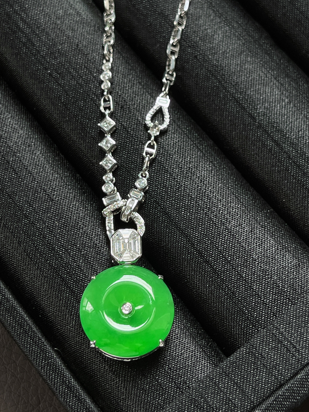 翡翠冰阳绿项链，印记：Au750,伴钻石