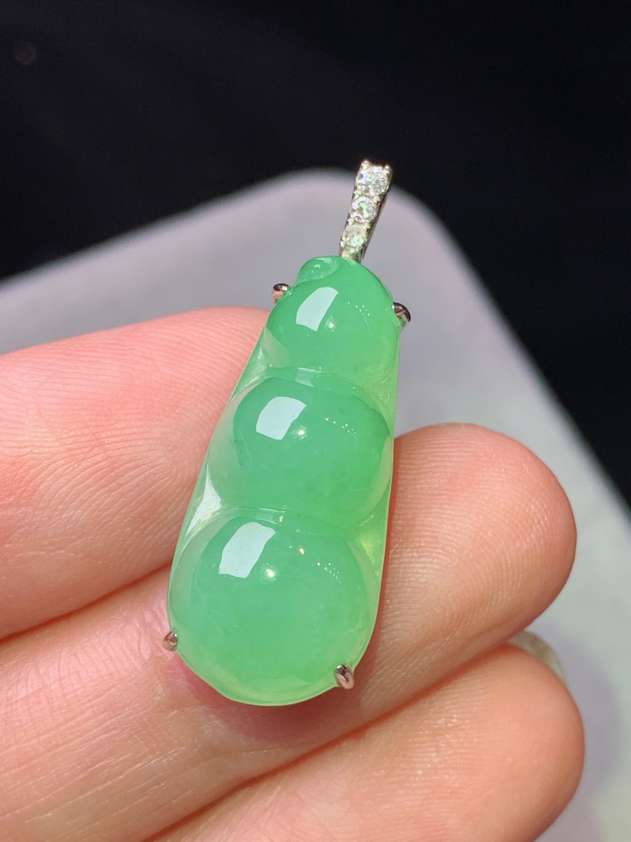 18k金钻镶嵌浅绿四季豆吊坠 玉质细腻 色泽艳丽清新 水润亮眼 整体尺寸29.8*11*7.6b1