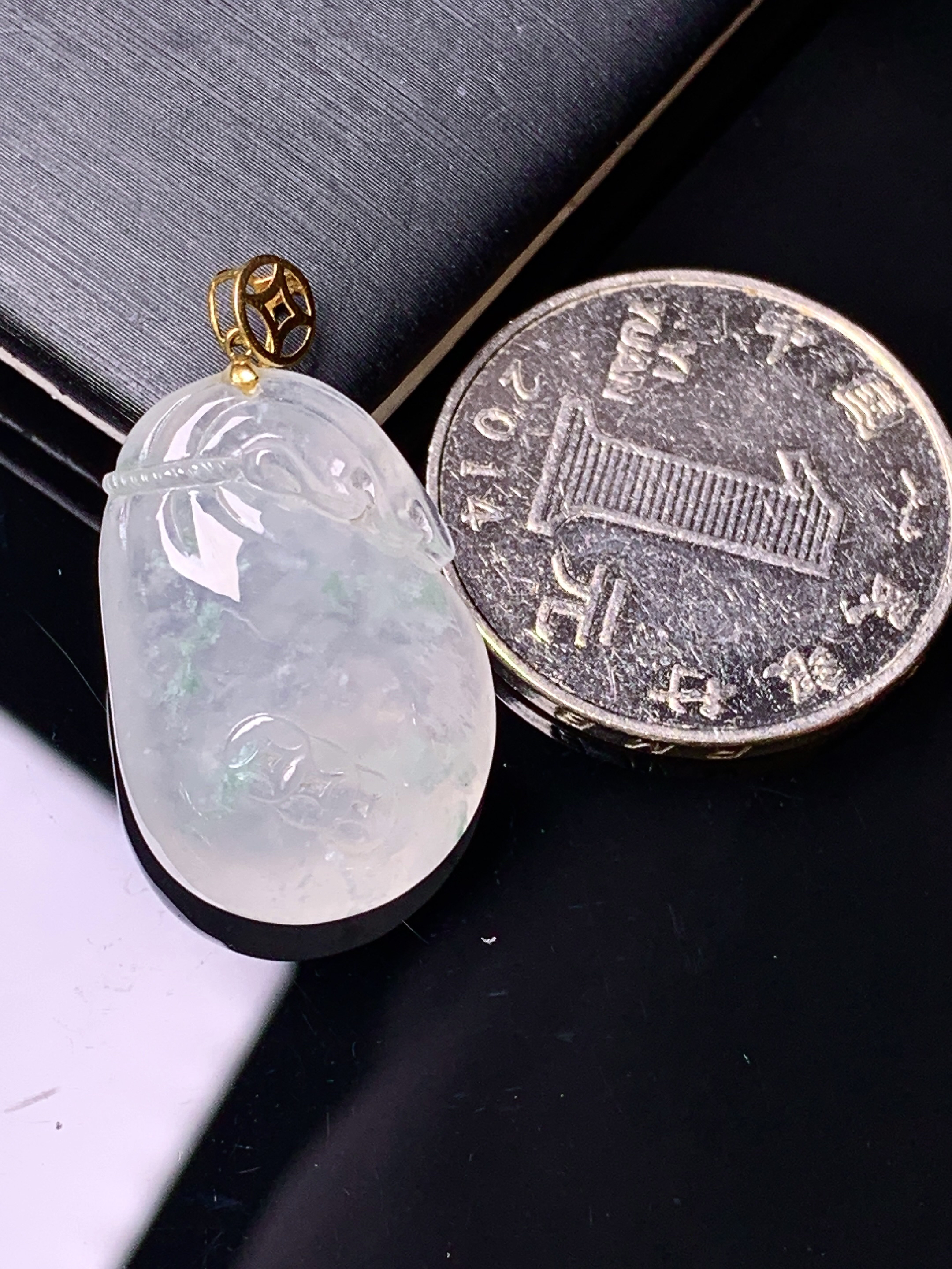 18k金镶嵌冰种钱袋吊坠 玉质细腻 色泽艳丽清新 水润亮眼 整体尺寸29.8*16.3*8m1