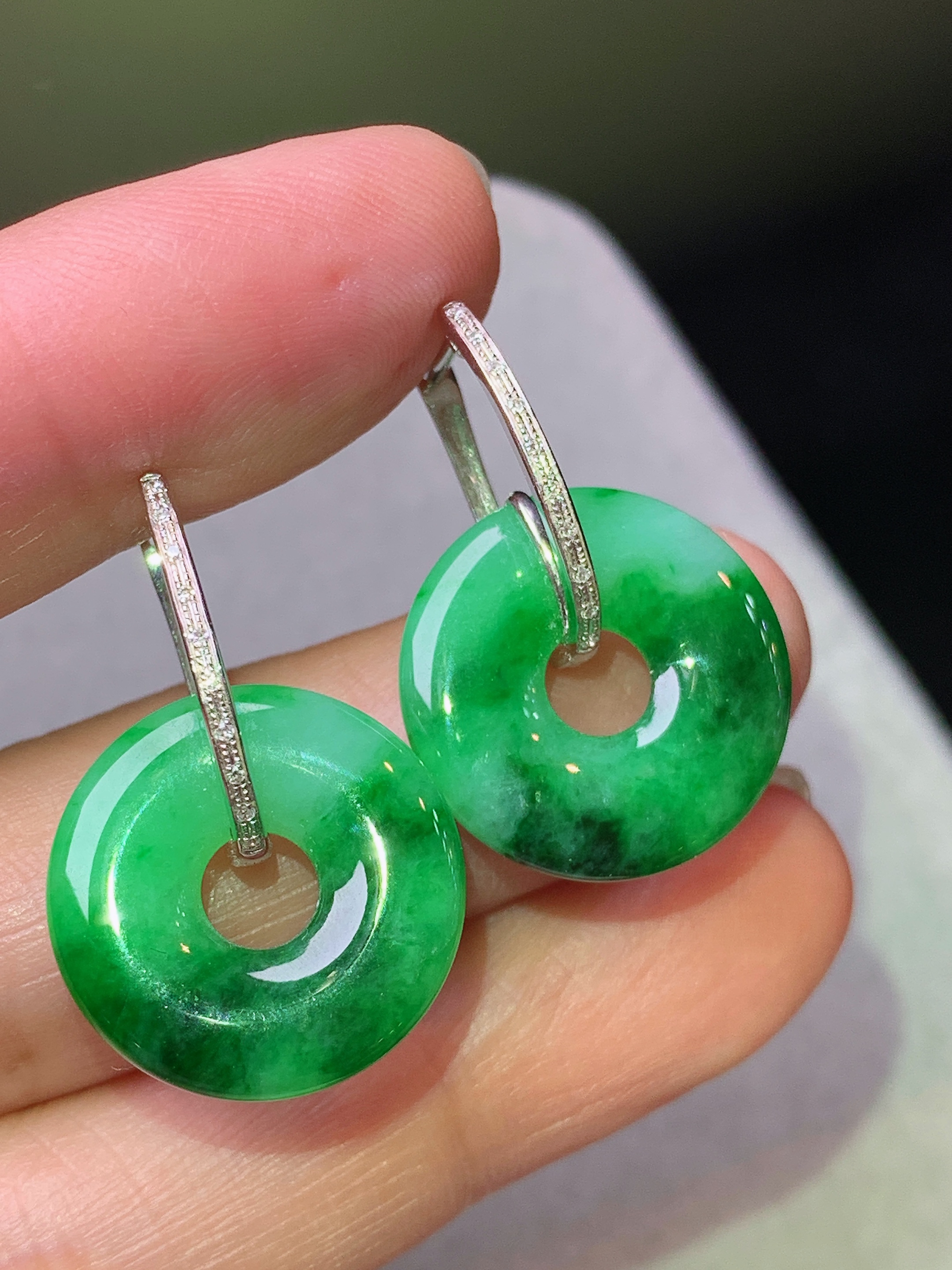 18k金钻镶嵌翠绿平安环耳坠 玉质细腻 色泽艳丽清新 水润亮眼 整体尺寸26.5*17.5*3b1