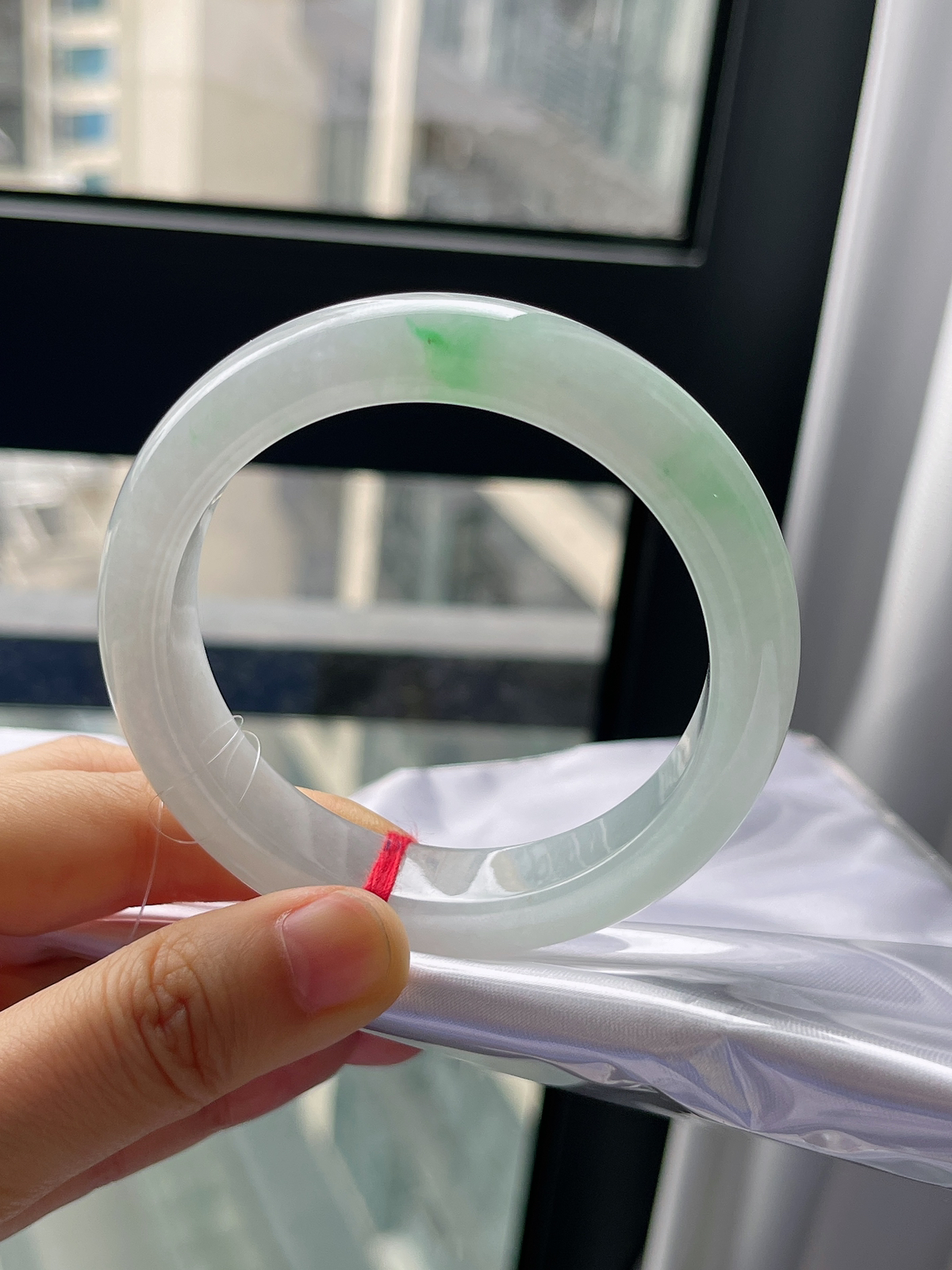 正圈54.9圈口，翡翠冰糯种飘绿手镯