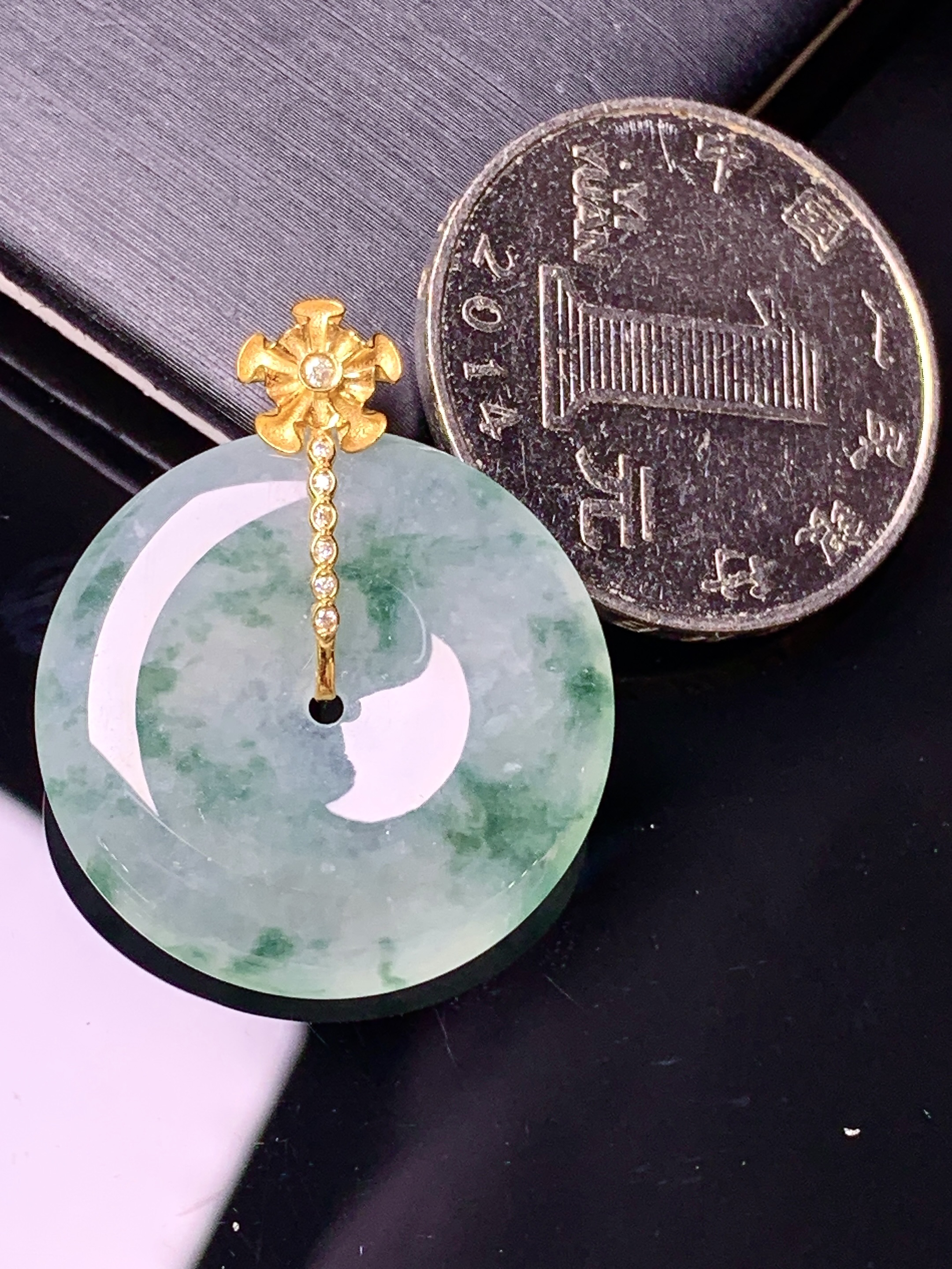 18k金钻镶嵌冰飘花平安扣吊坠 玉质细腻 色泽艳丽清新 水润亮眼 整体尺寸29*24*4.2yz